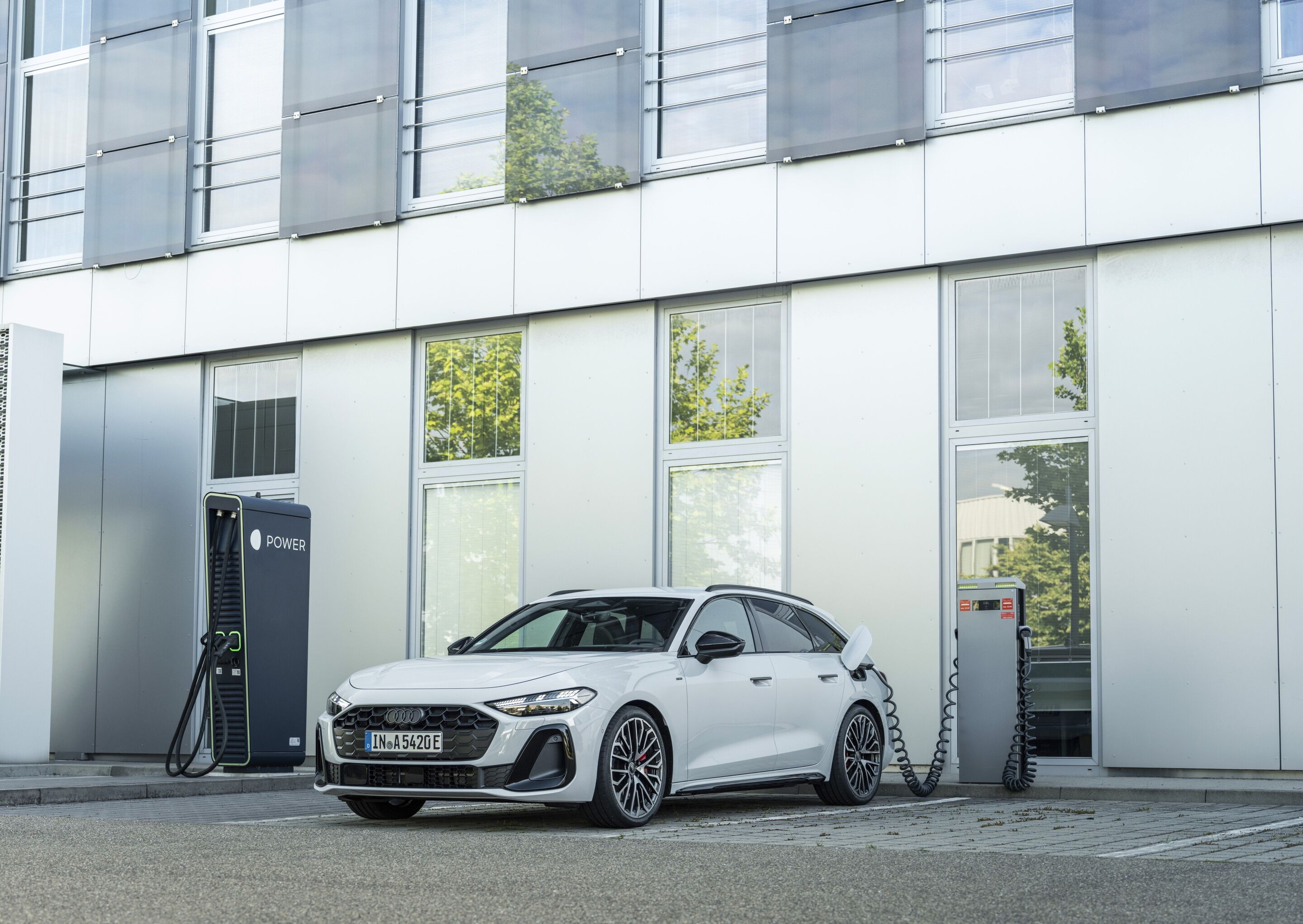 Audi A5 Avant e-hybrid quattro - Standaufnahme,
Farbe: Gletscherweiß