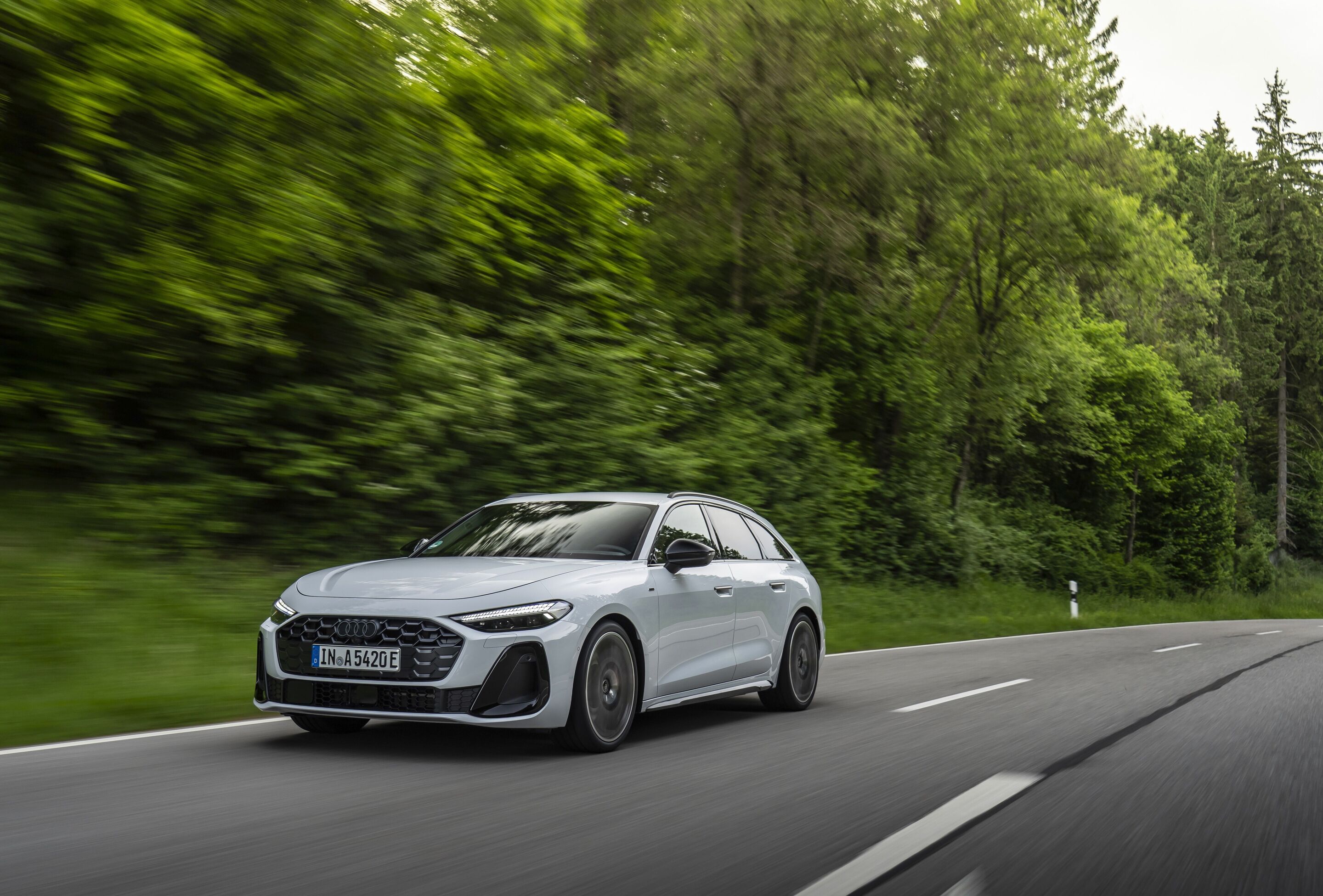 Audi A5 Avant e-hybrid quattro - Fahraufnahme,
Farbe: Gletscherweiß