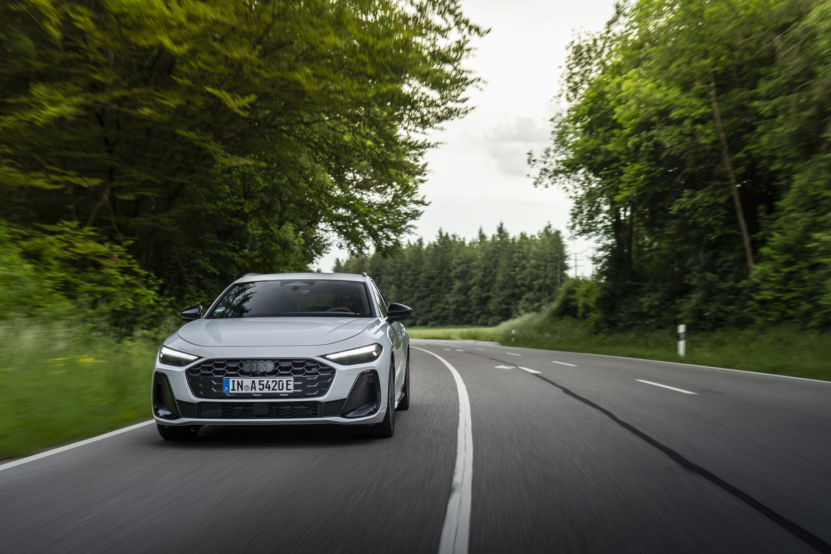 Audi A5 Avant e-hybrid quattro - Fahraufnahme,
Farbe: Gletscherweiß