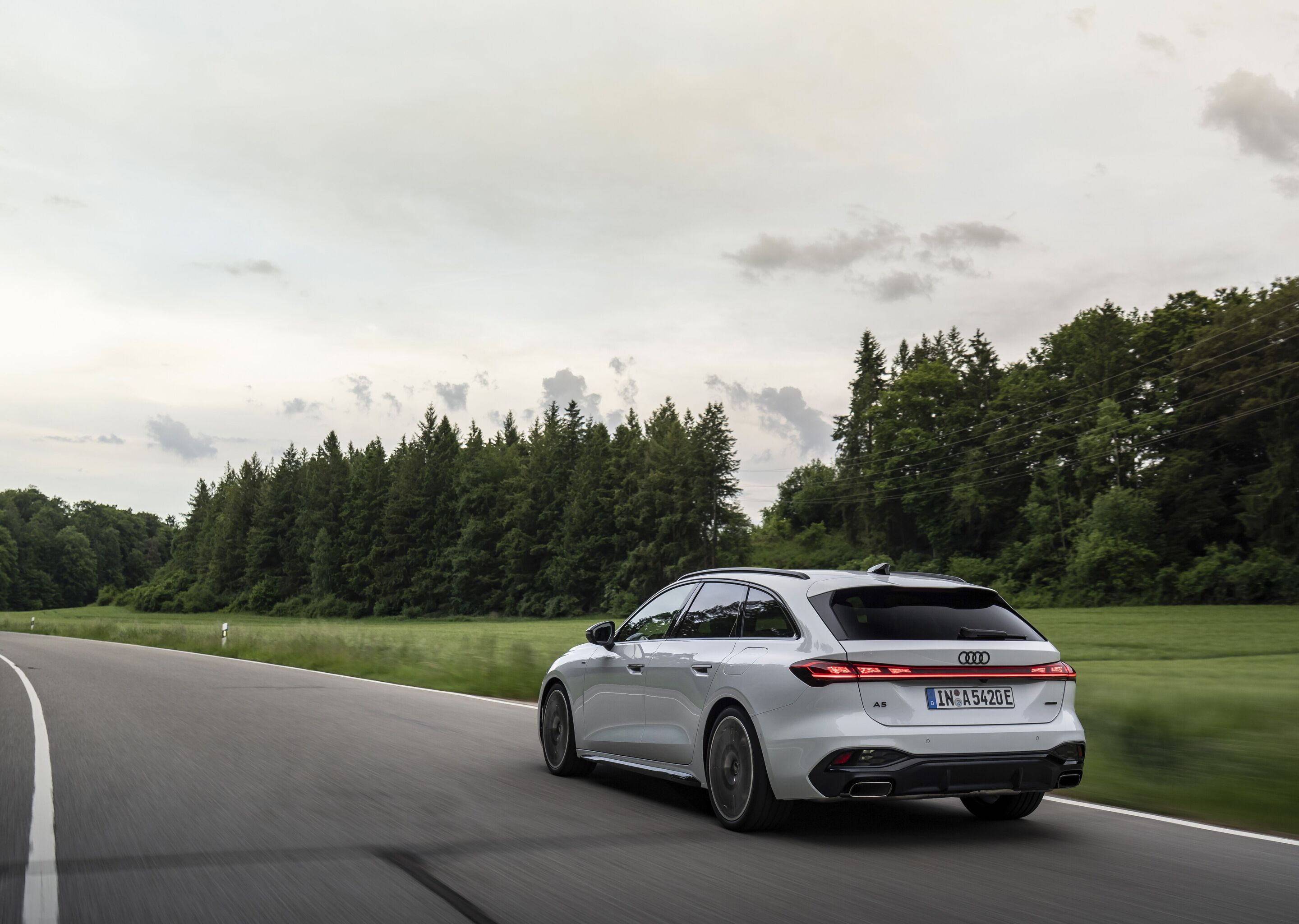 Audi A5 Avant e-hybrid quattro - Fahraufnahme,
Farbe: Gletscherweiß
