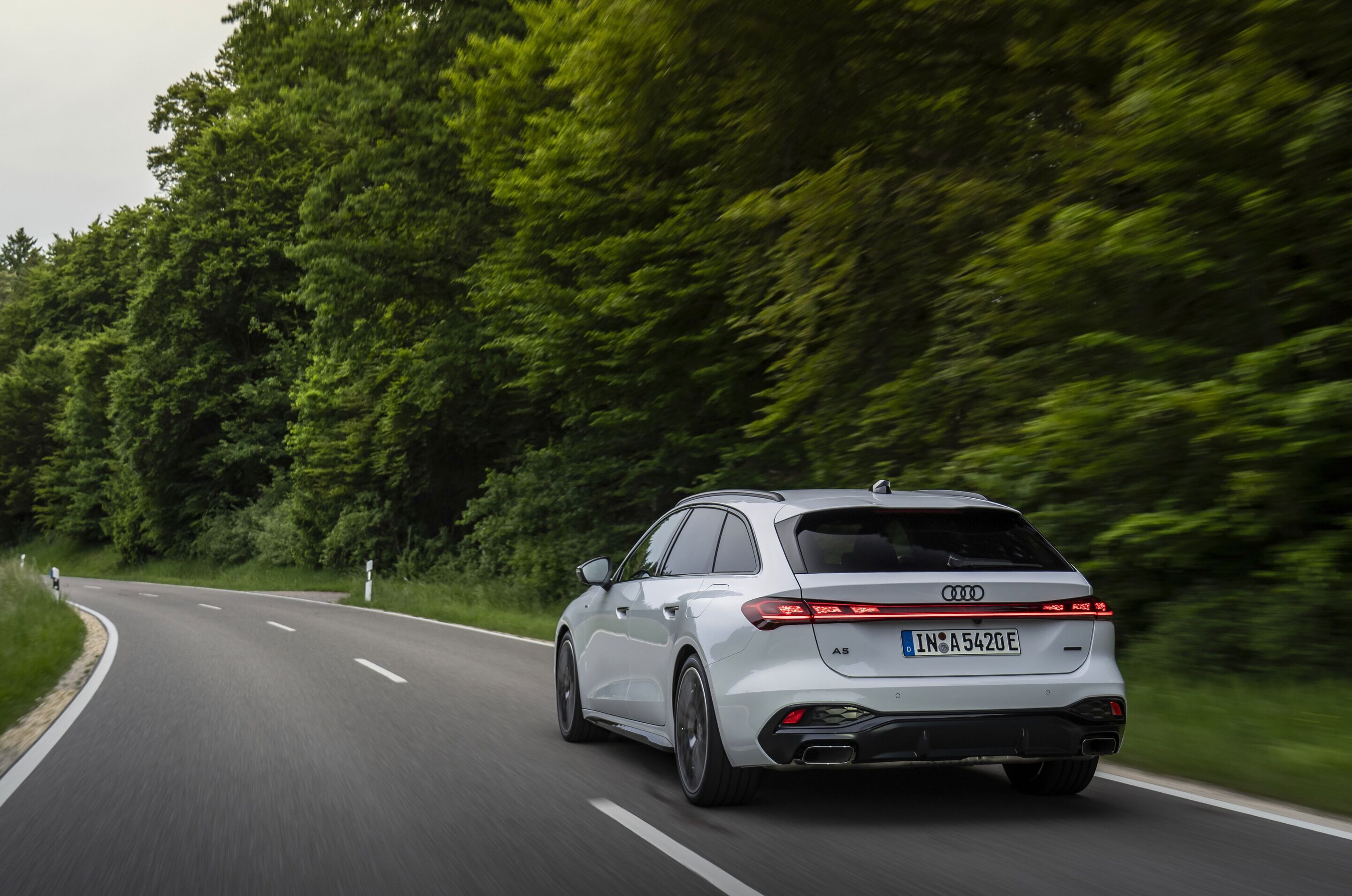 Audi A5 Avant e-hybrid quattro - Fahraufnahme,
Farbe: Gletscherweiß