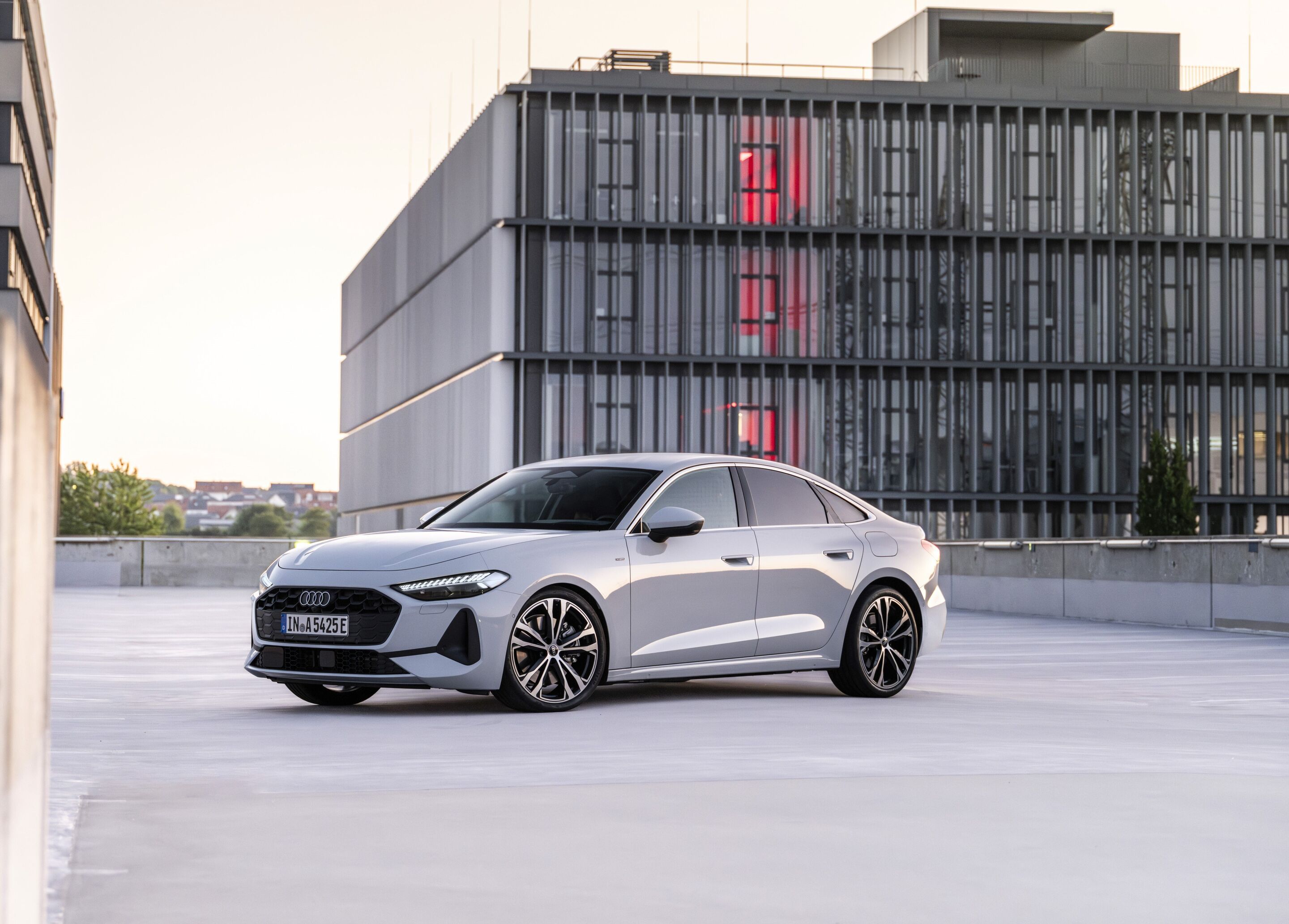 Audi A5 Limousine e-hybrid quattro - Standaufnahme,
Farbe: Gletscherweiß