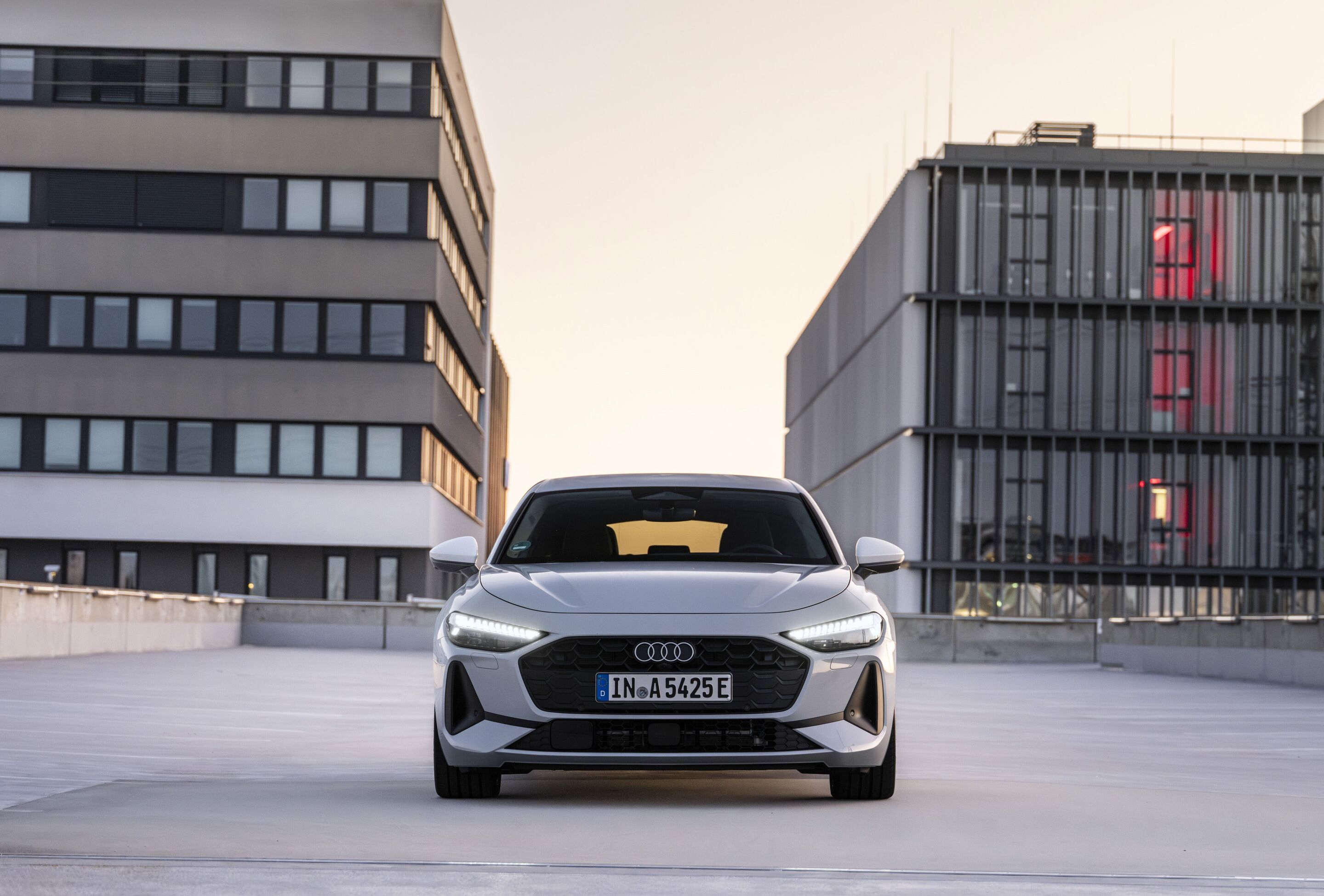 Audi A5 Limousine e-hybrid quattro - Standaufnahme,
Farbe: Gletscherweiß