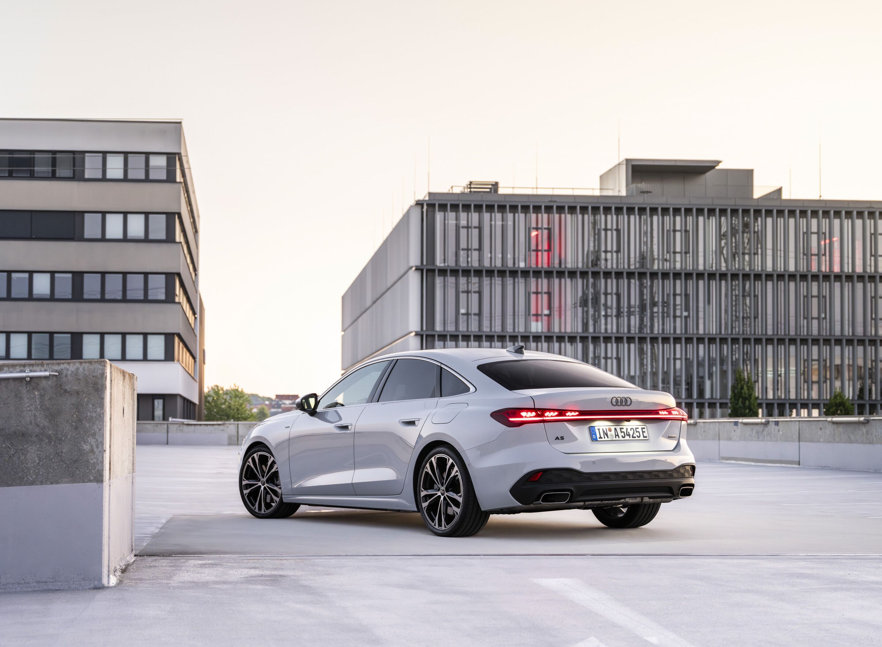 Audi A5 Limousine e-hybrid quattro - Standaufnahme,
Farbe: Gletscherweiß
