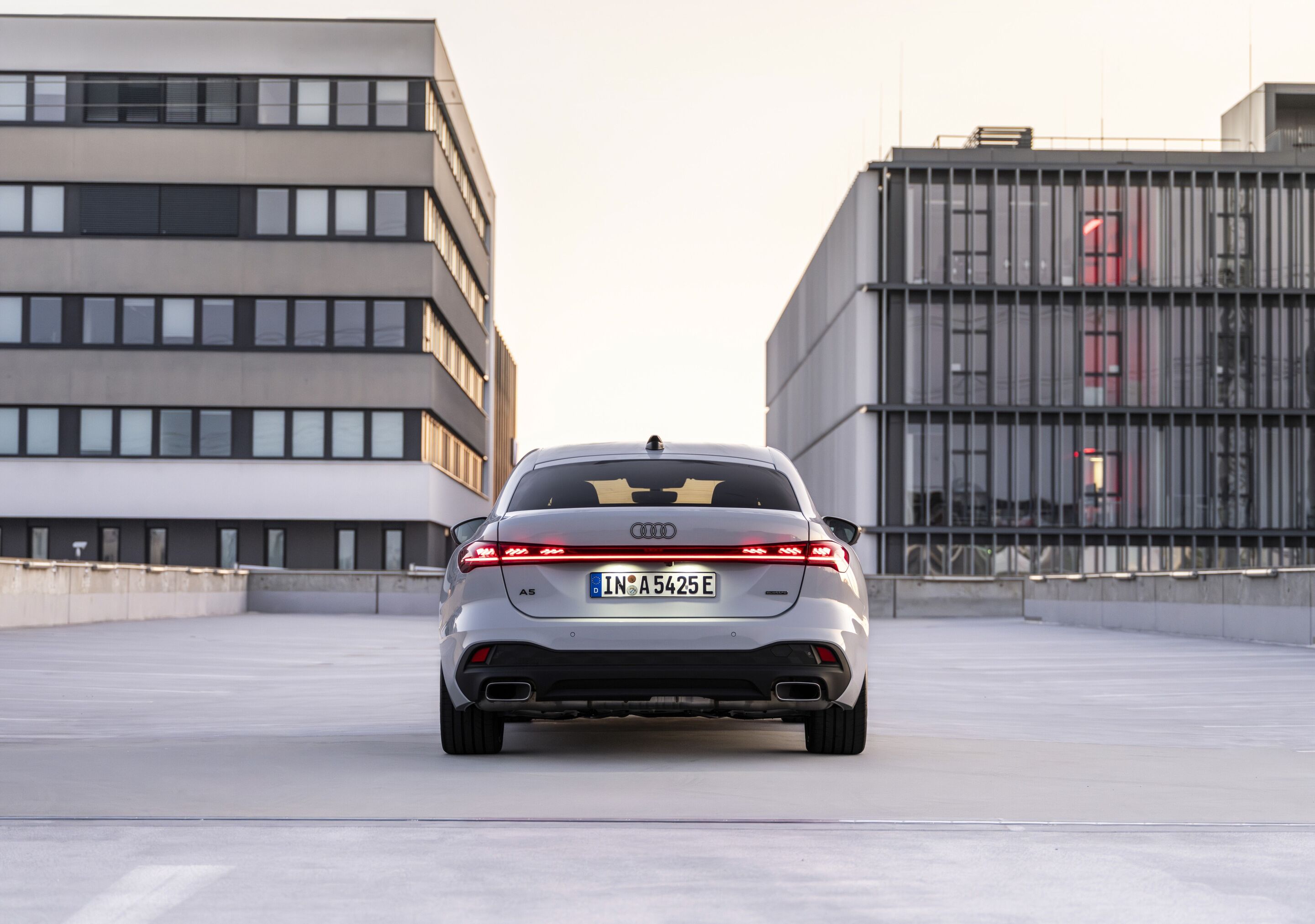 Audi A5 Limousine e-hybrid quattro - Standaufnahme,
Farbe: Gletscherweiß