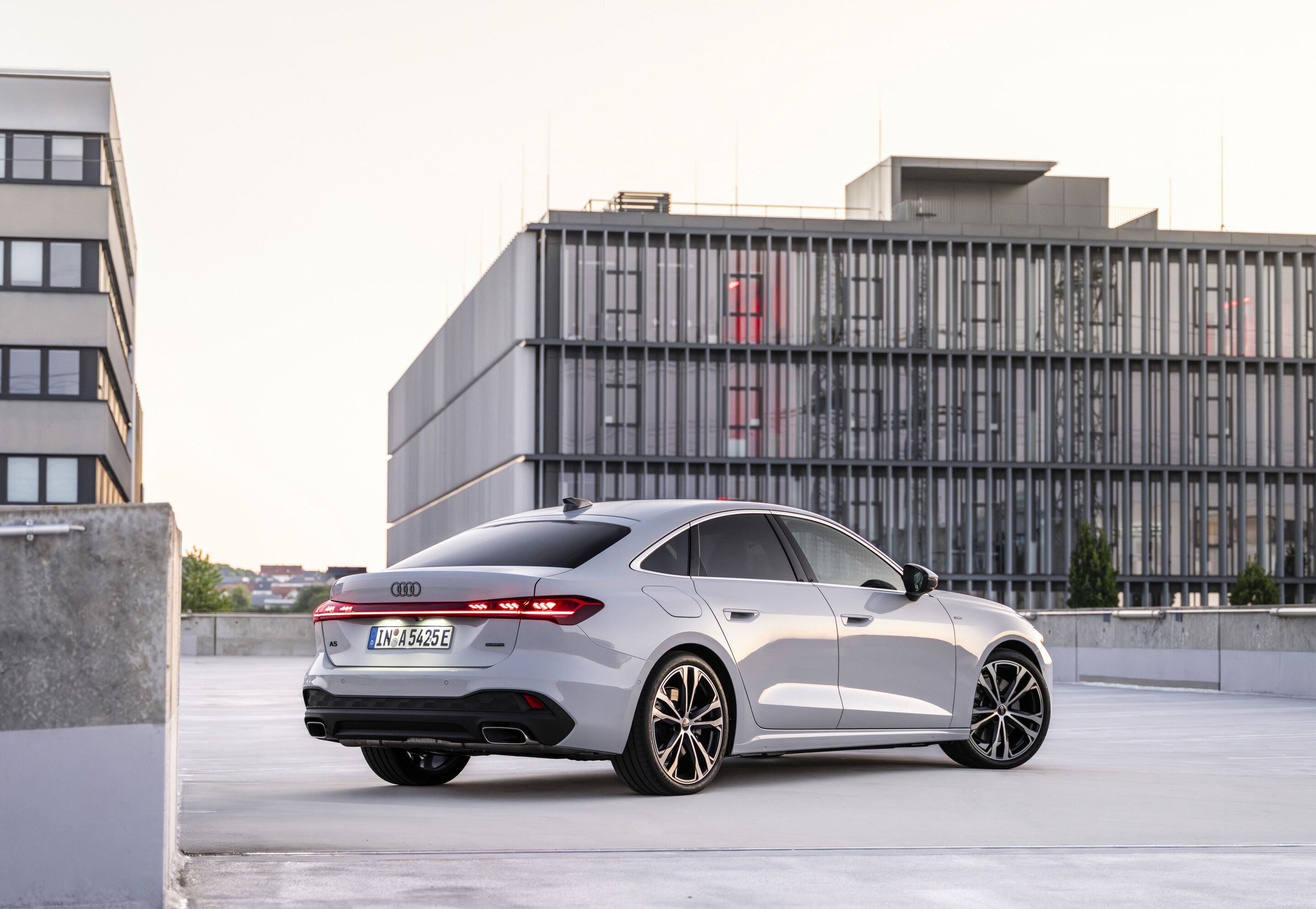 Audi A5 Limousine e-hybrid quattro - Standaufnahme,
Farbe: Gletscherweiß