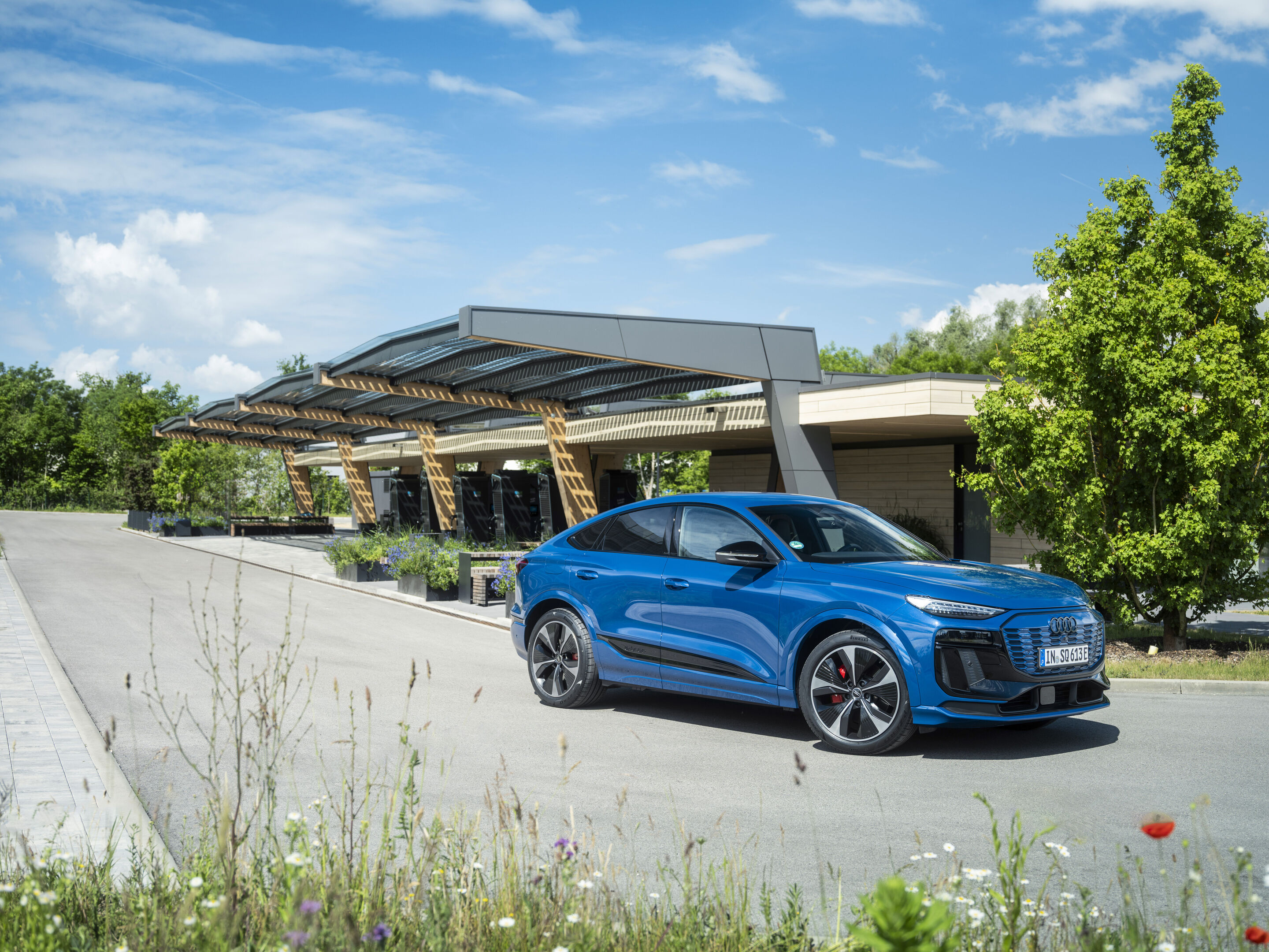 Audi SQ6 Sportback e-tron - Standaufnahme,
Farbe: Ascariblau Metallic