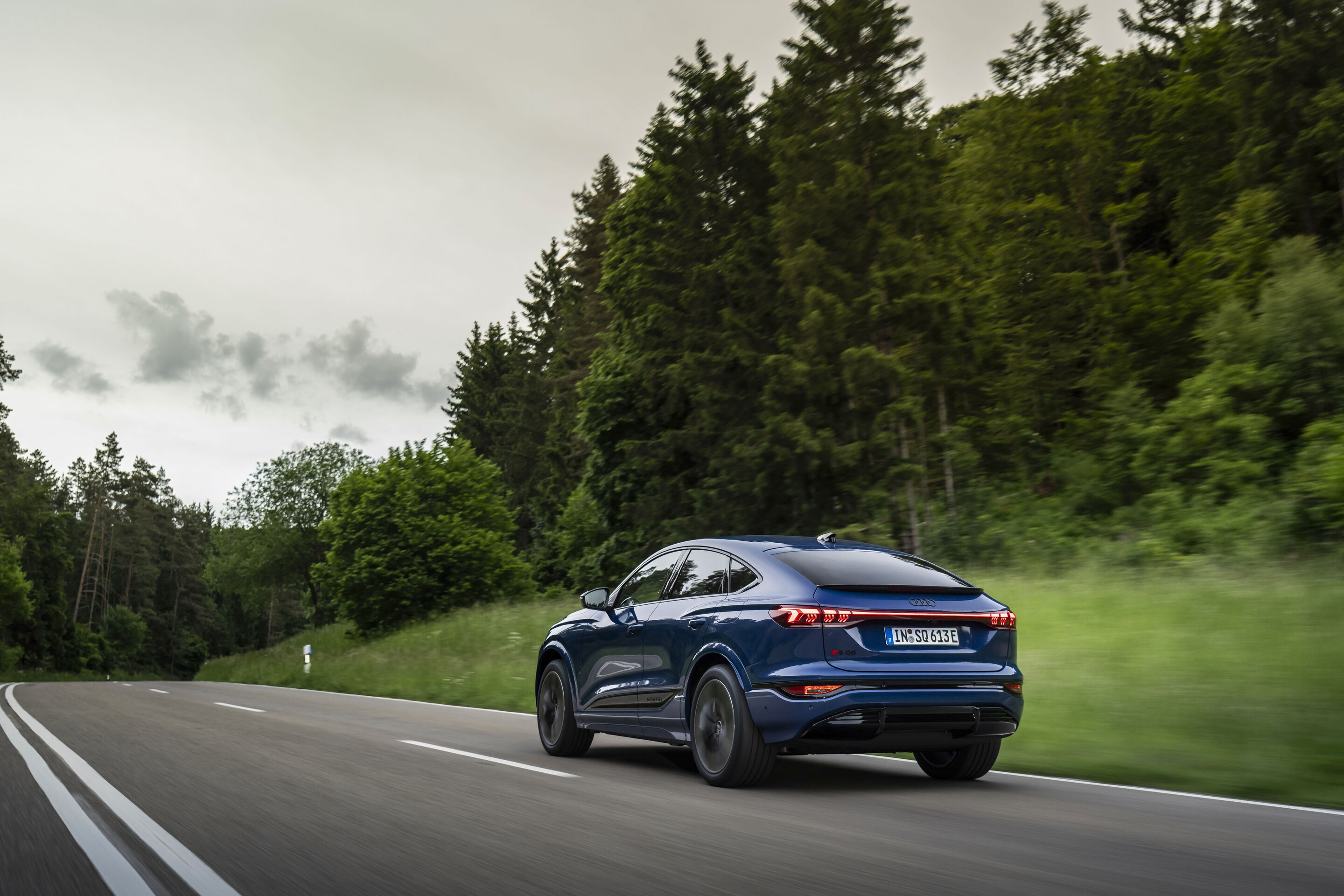 Audi SQ6 Sportback e-tron - Fahraufnahme,
Farbe: Ascariblau Metallic