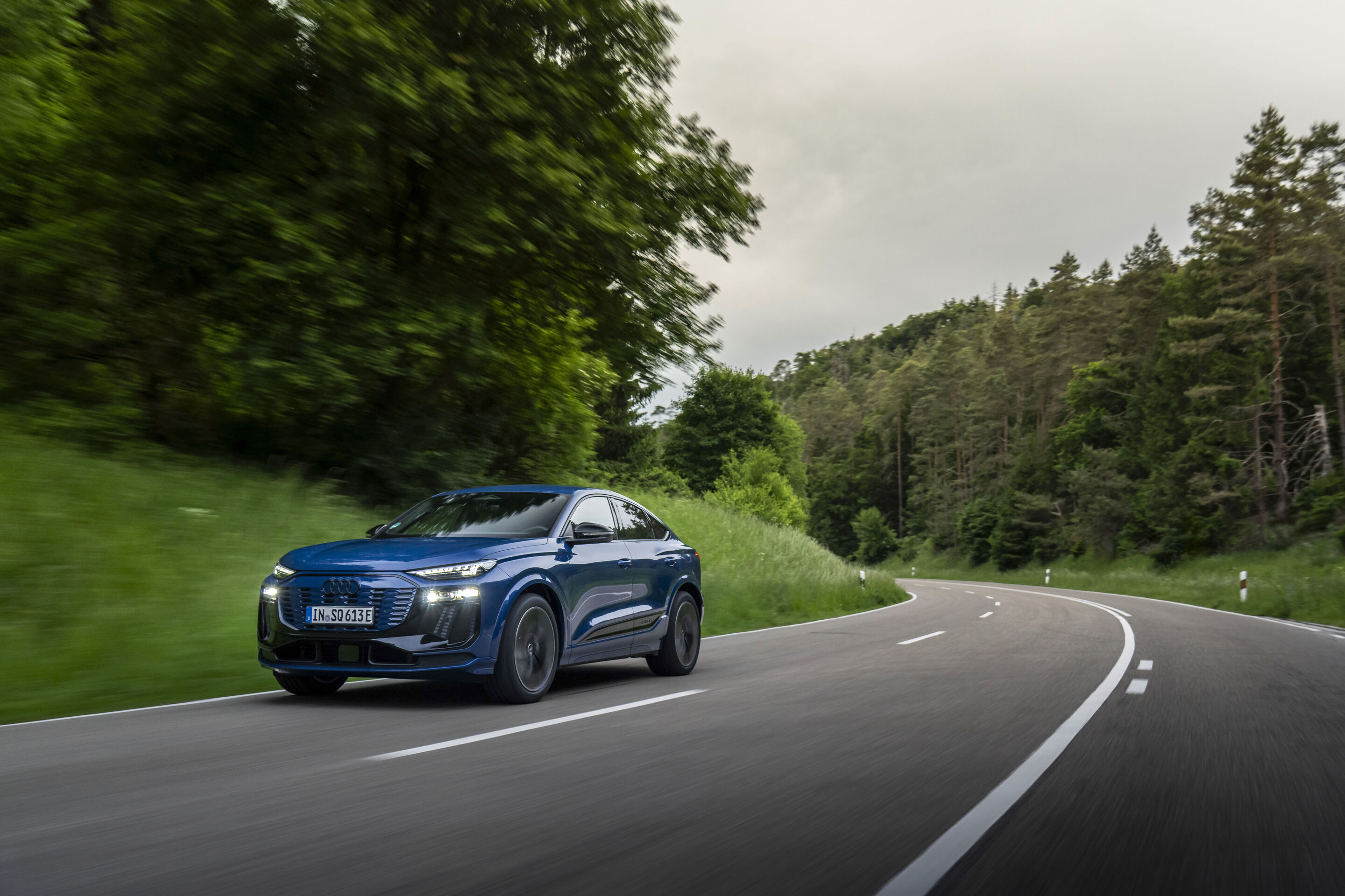 Audi SQ6 Sportback e-tron - Fahraufnahme,
Farbe: Ascariblau Metallic