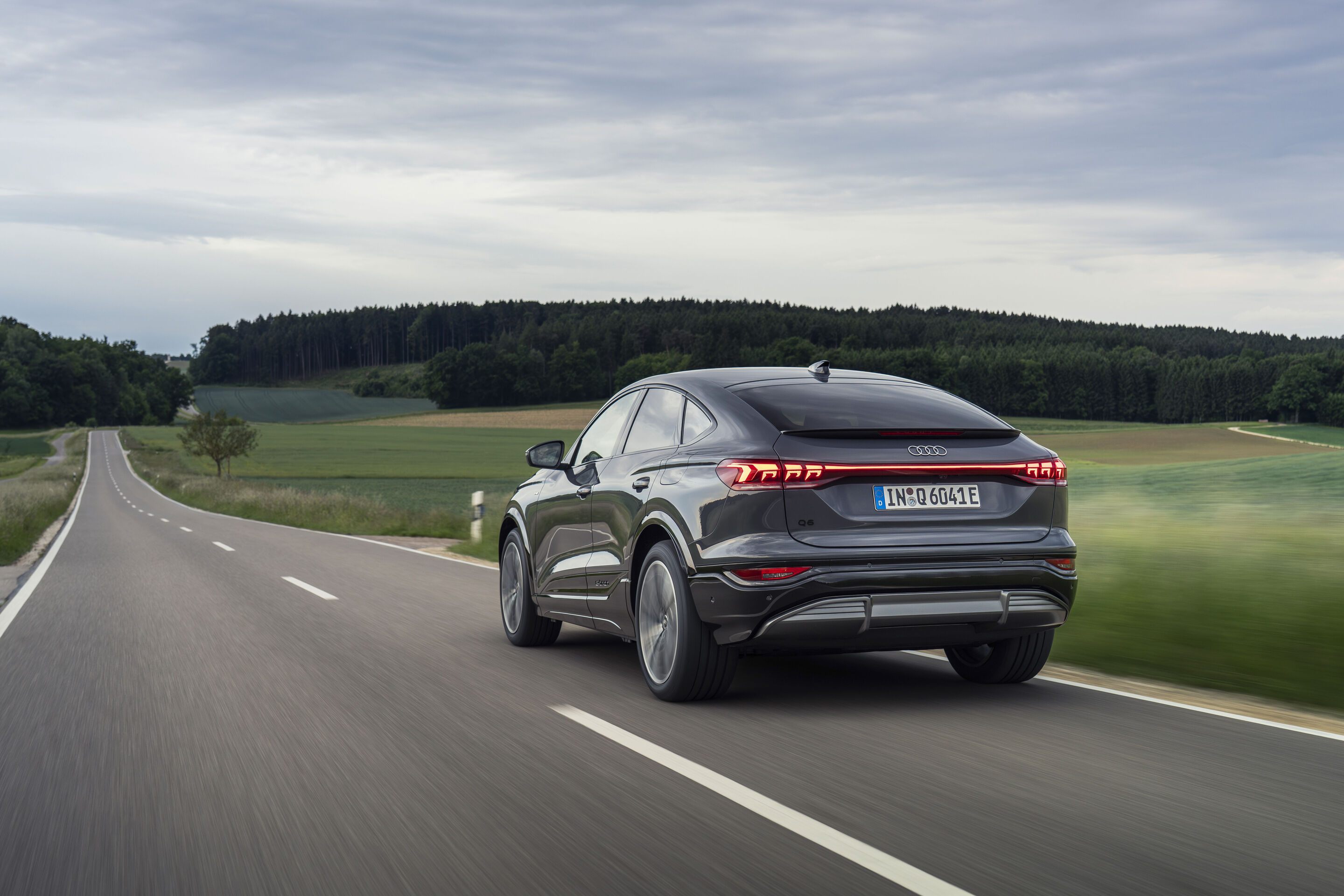 Audi Q6 Sportback e-tron - Fahraufnahme,
Farbe: Magnetgrau