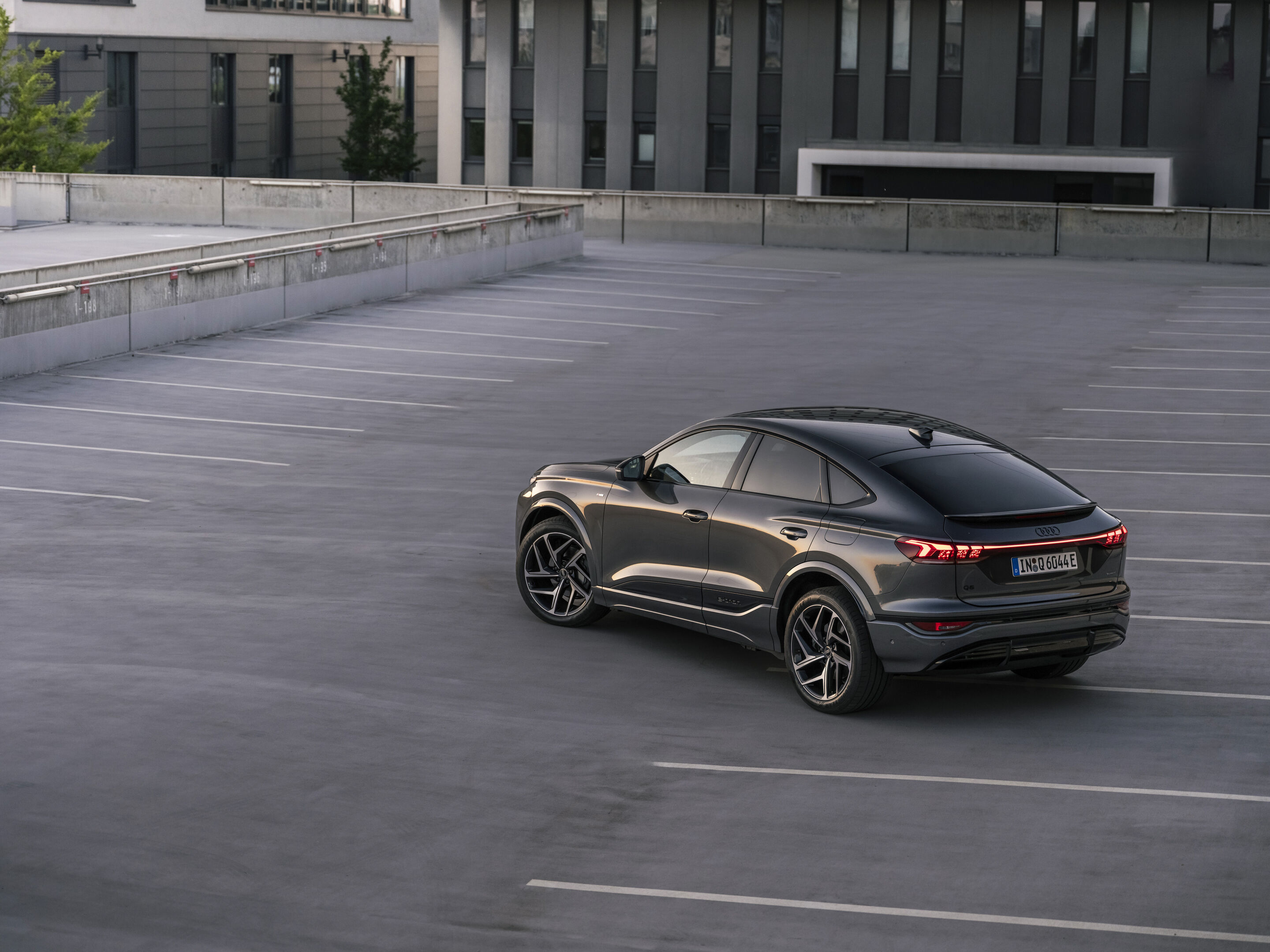 Audi Q6 Sportback e-tron - Standaufnahme,
Farbe: Daytonagrau