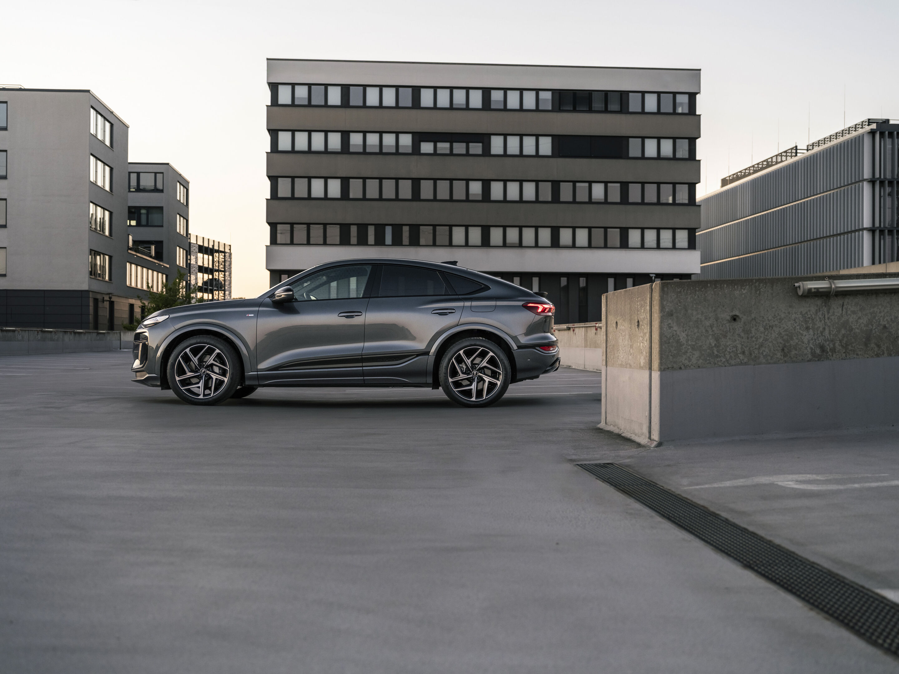 Audi Q6 Sportback e-tron - Standaufnahme,
Farbe: Daytonagrau