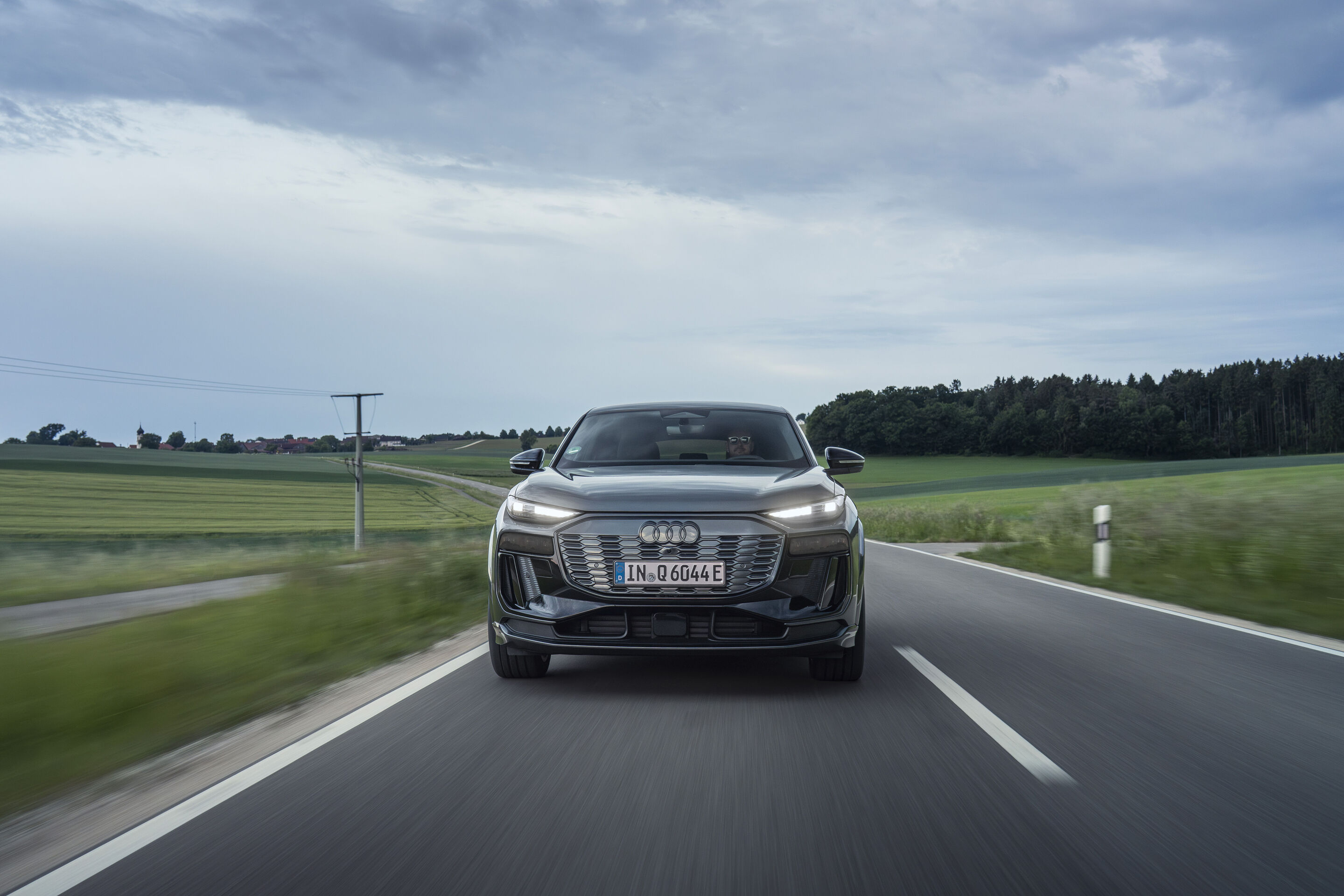 Audi Q6 Sportback e-tron - Fahraufnahme,
Farbe: Daytonagrau