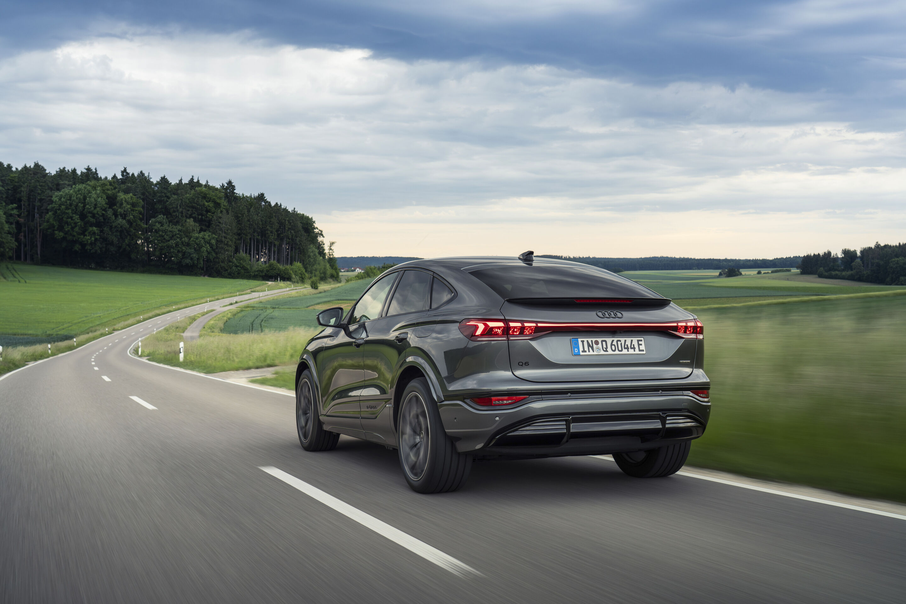 Audi Q6 Sportback e-tron - Fahraufnahme,
Farbe: Daytonagrau