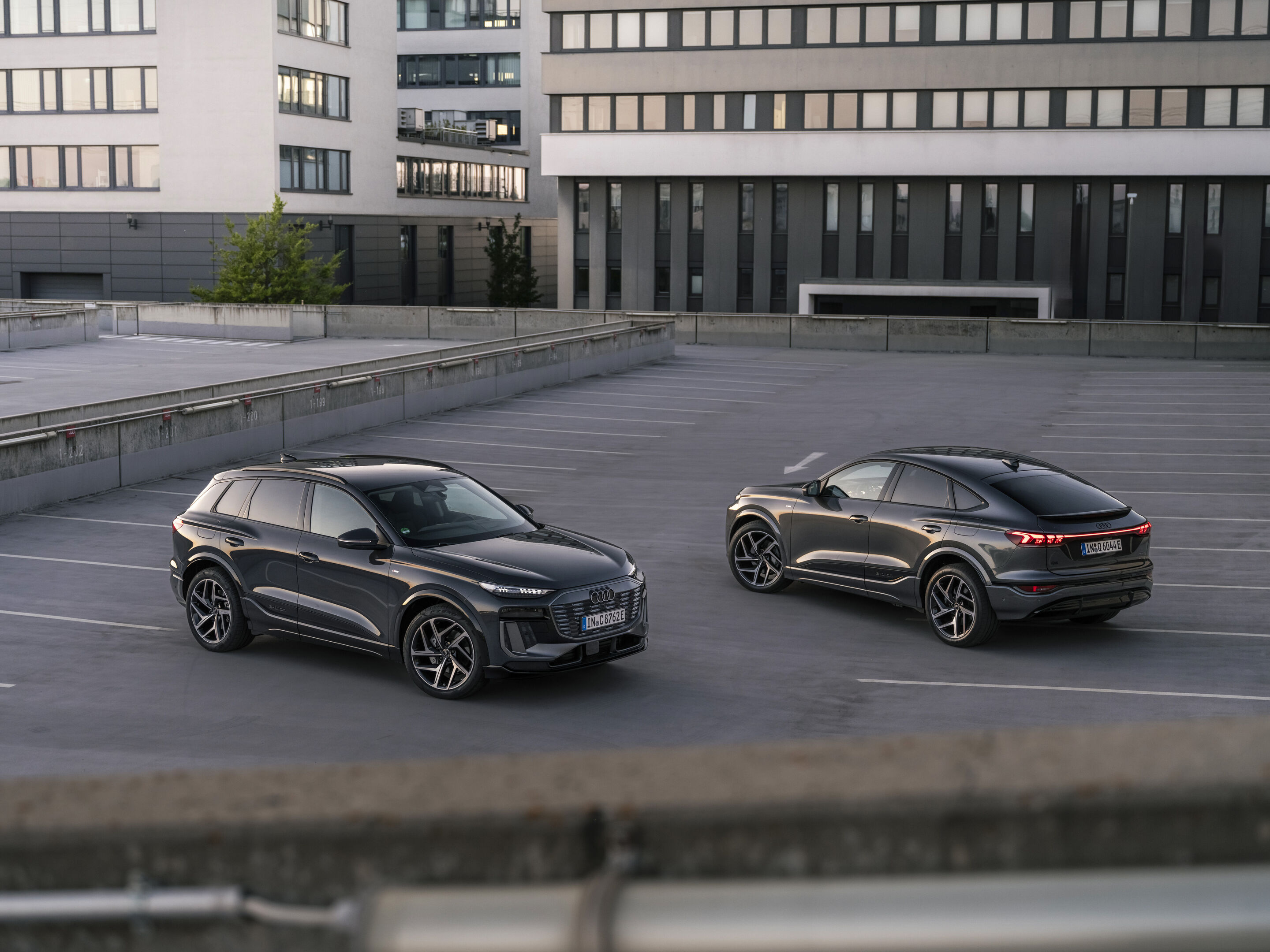 Audi Q6 SUV e-tron / Audi Q6 Sportback e-tron - Standaufnahme,
Farbe: Mythosschwarz Metallic, Daytonagrau