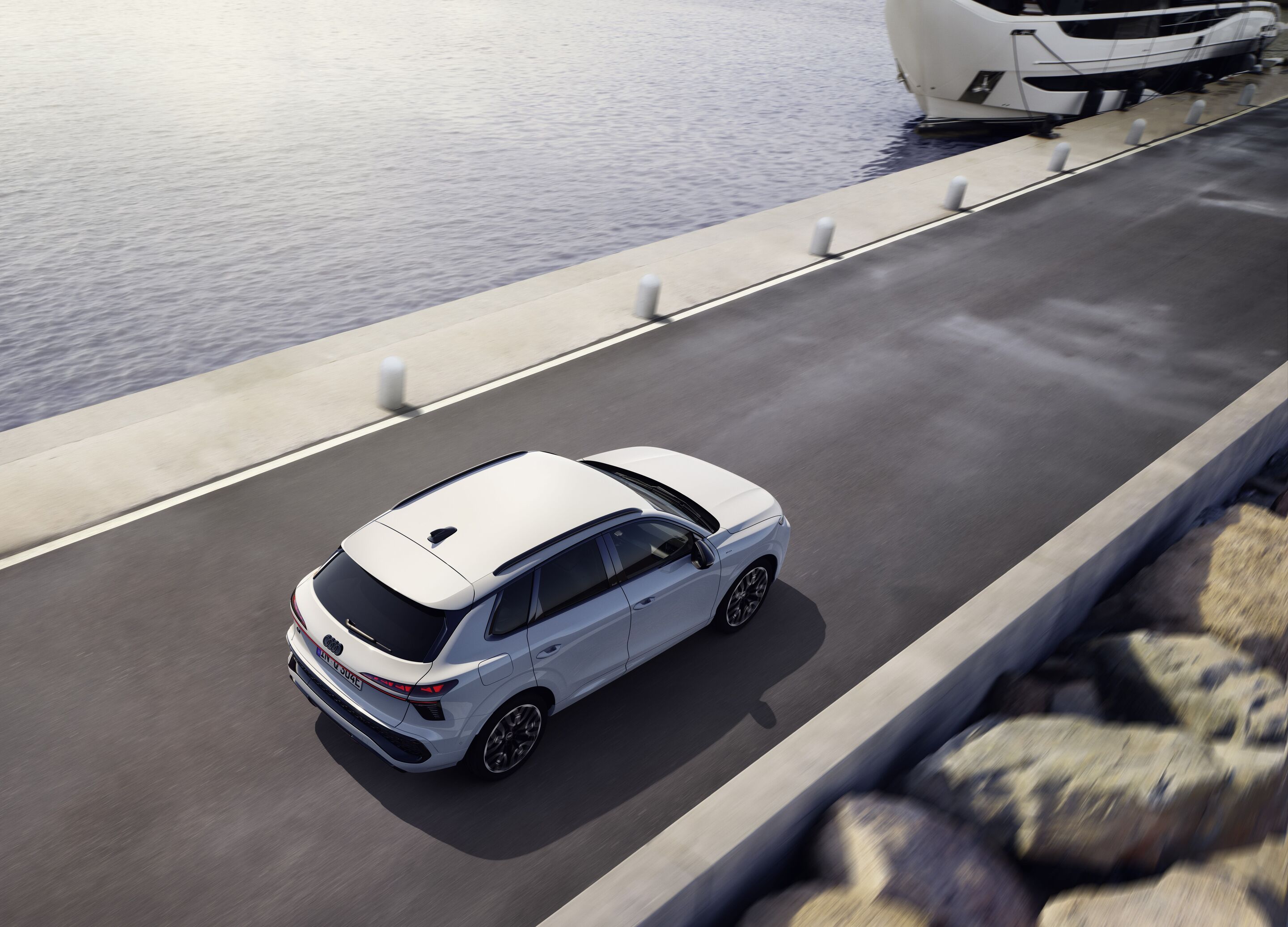 Audi Q3 SUV e-hybrid - Die Plug-in-Hybride der Marke Audi verzeichnen im Vorjahresvergleich ein Plus von rund 160 Prozent. Im Bild der Audi Q3 SUV e-hybrid.
Fahraufnahme,
Farbe: Gletscherweiß