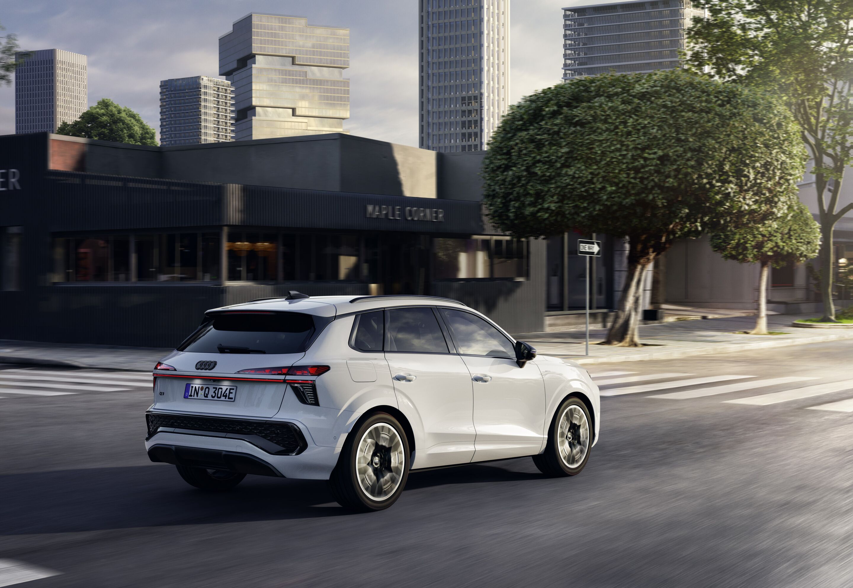 Audi Q3 SUV e-hybrid - Fahraufnahme,
Farbe: Gletscherweiß