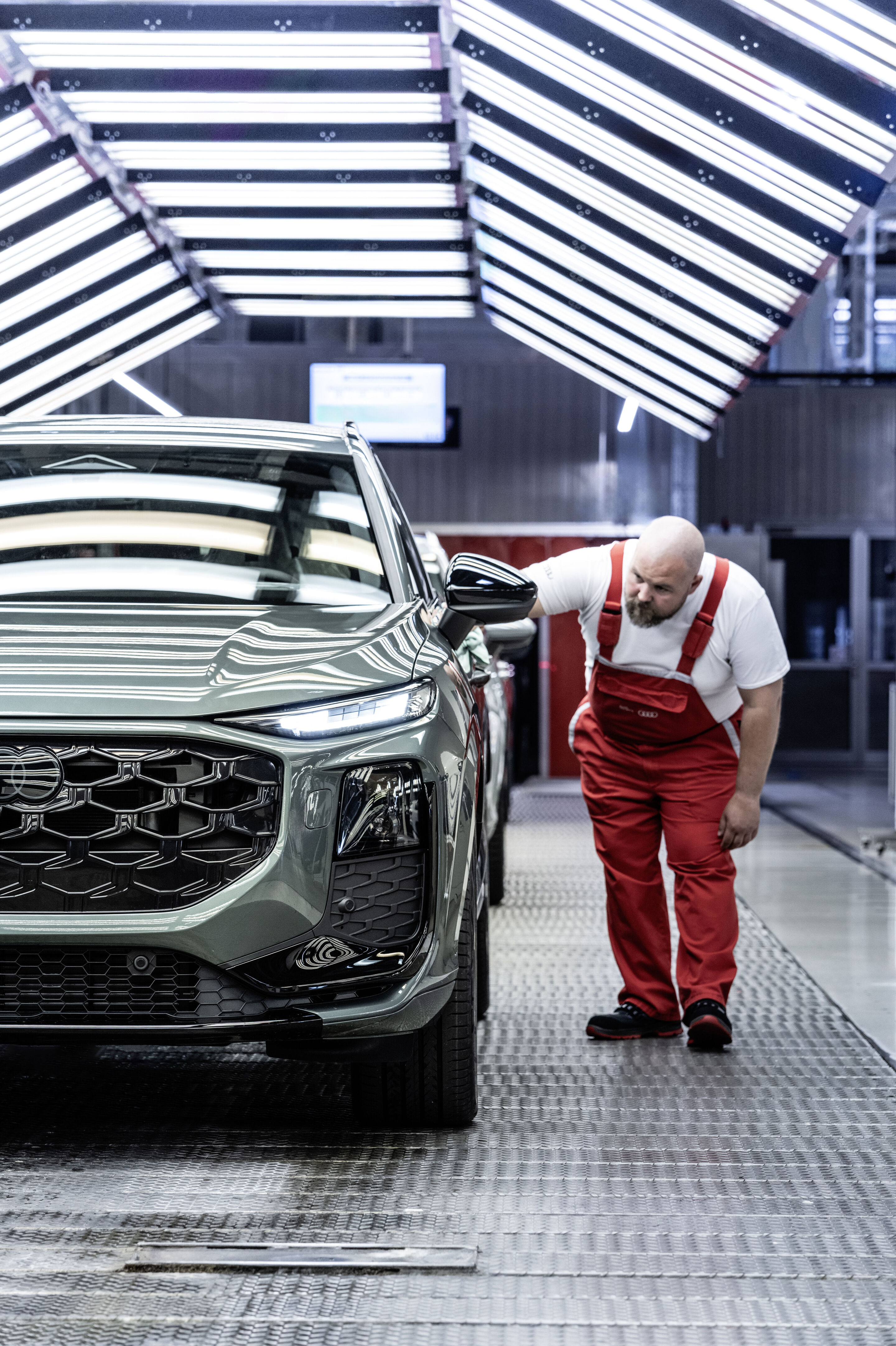 Audi Q3 SUV - Der Audi Q3 wird bei Audi Hungaria in Győr gefertigt. Im Bild: Fahrzeugmontage, Finish und Oberflächenprüfung, Farbe: Salbeigrün metallic
