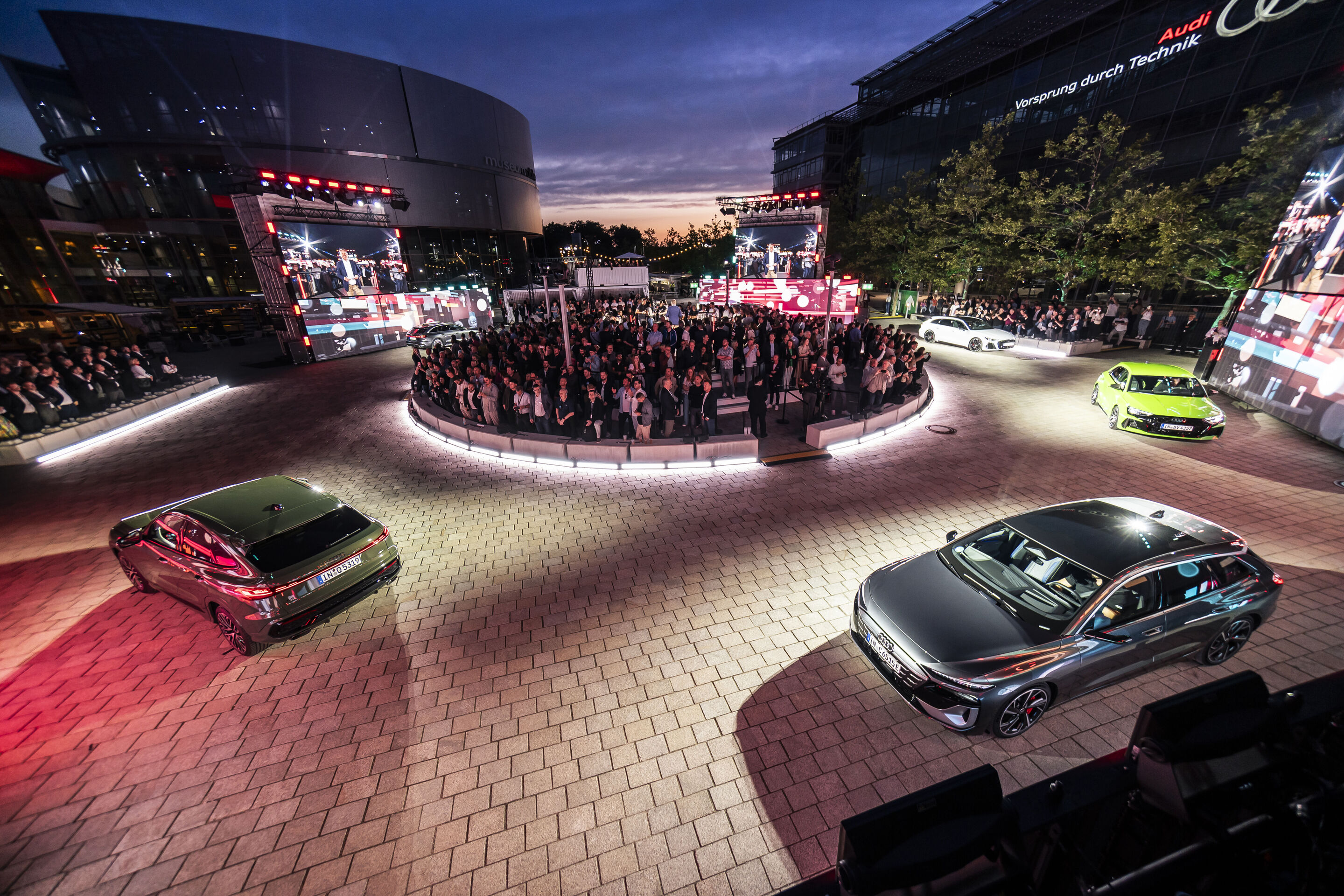 Global Reveal des Audi Q3 - Am Audi Forum Ingolstadt erlebten Gäste und Mitarbeiter eine Produktshow mit den neuesten Audi Modellen. Den Höhepunkt bildete mit Einbruch der Dunkelheit die immersive Enthüllung des neuen Audi Q3.
