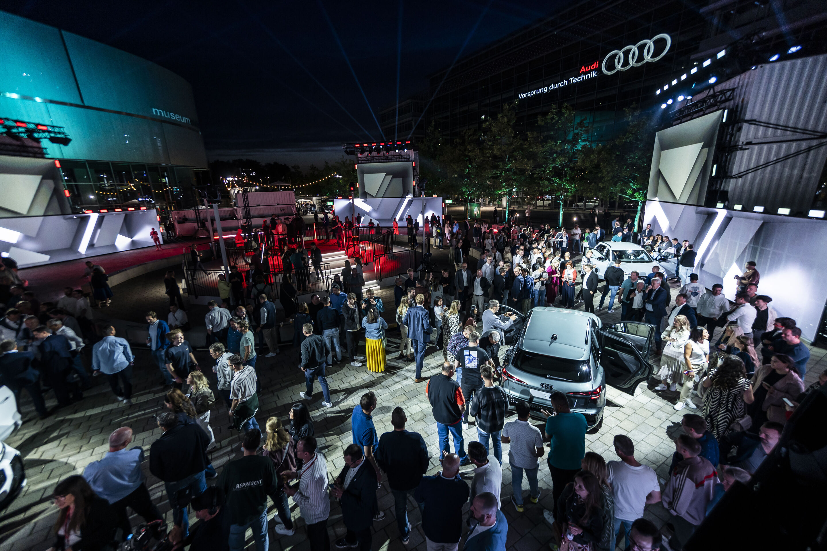 Global Reveal des Audi Q3 - Am Audi Forum Ingolstadt erlebten Gäste und Mitarbeiter eine Produktshow mit den neuesten Audi Modellen. Den Höhepunkt bildete mit Einbruch der Dunkelheit die immersive Enthüllung des neuen Audi Q3.