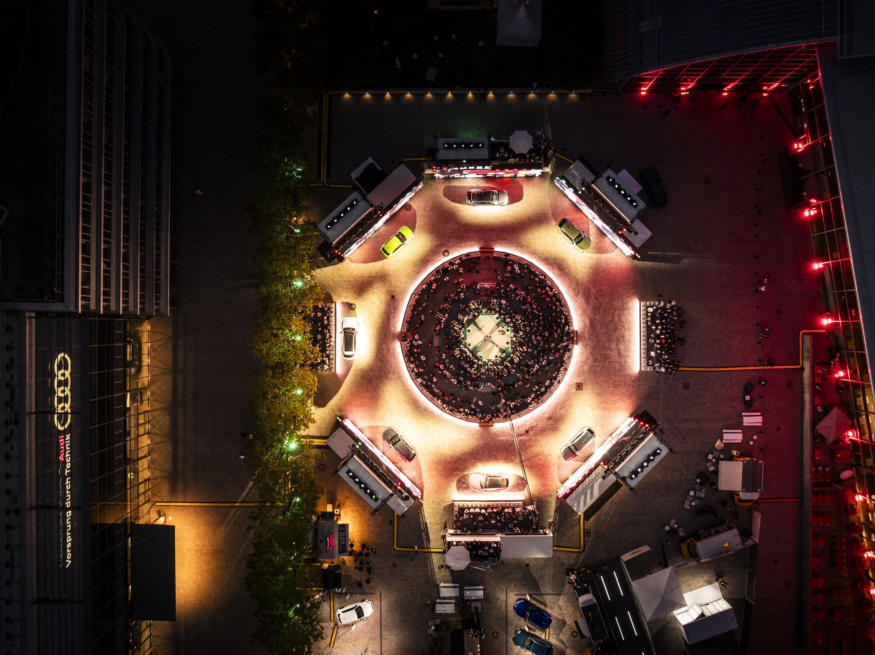 Global Reveal des Audi Q3 - Ein exklusiver Blick auf die Audi Piazza: die besondere Lichtstimmung während des Global Reveal des Q3 am Audi Forum Ingolstadt.