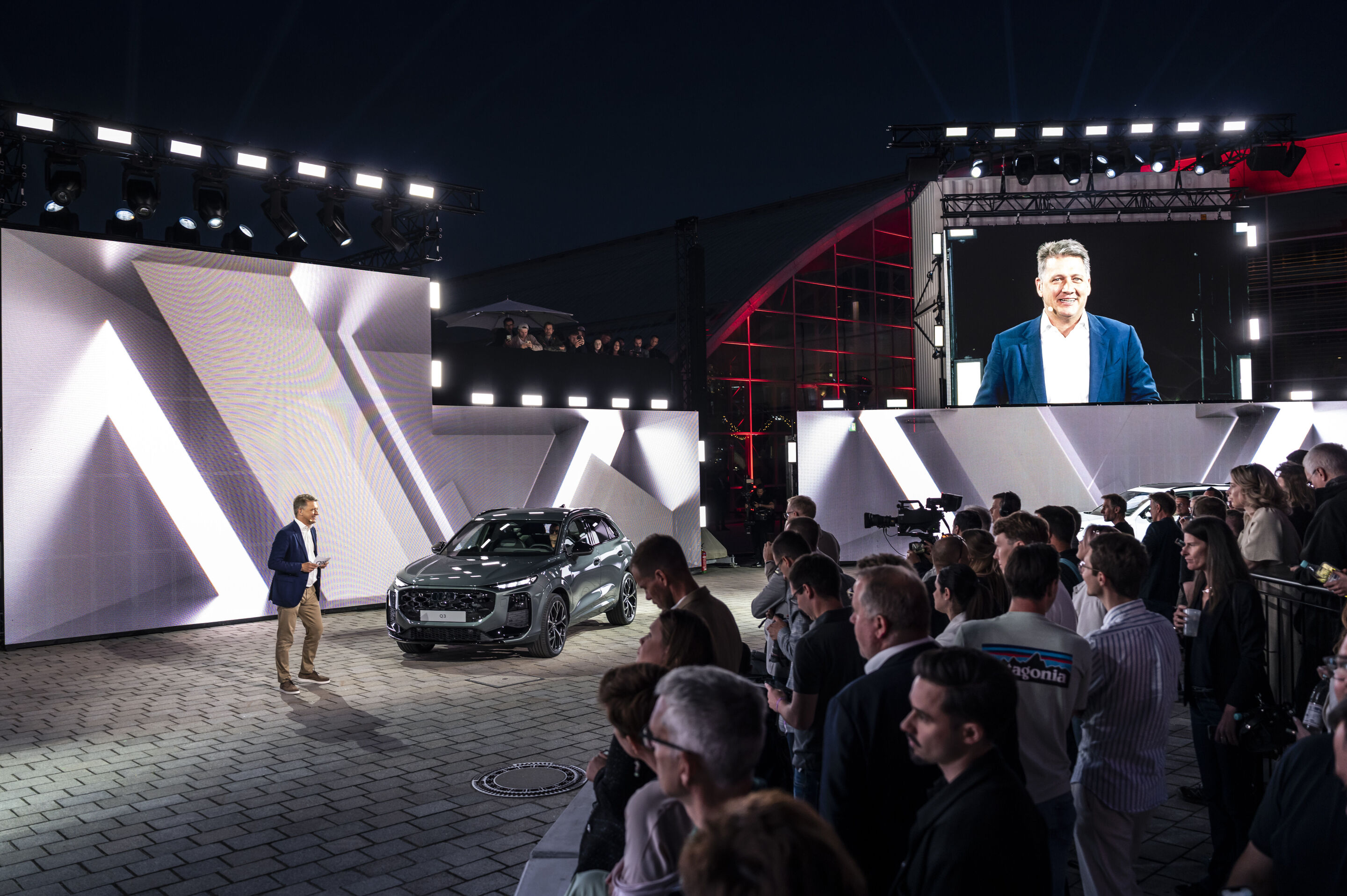 Global Reveal des Audi Q3 - Im Rahmen des Global Reveal am Audi Forum Ingolstadt präsentierte der Vorstandsvorsitzender der AUDI AG, Gernot Döllner, den neuen Audi Q3 (hier in Farbe Salbeigrün) zum ersten Mal der Öffentlichkeit
