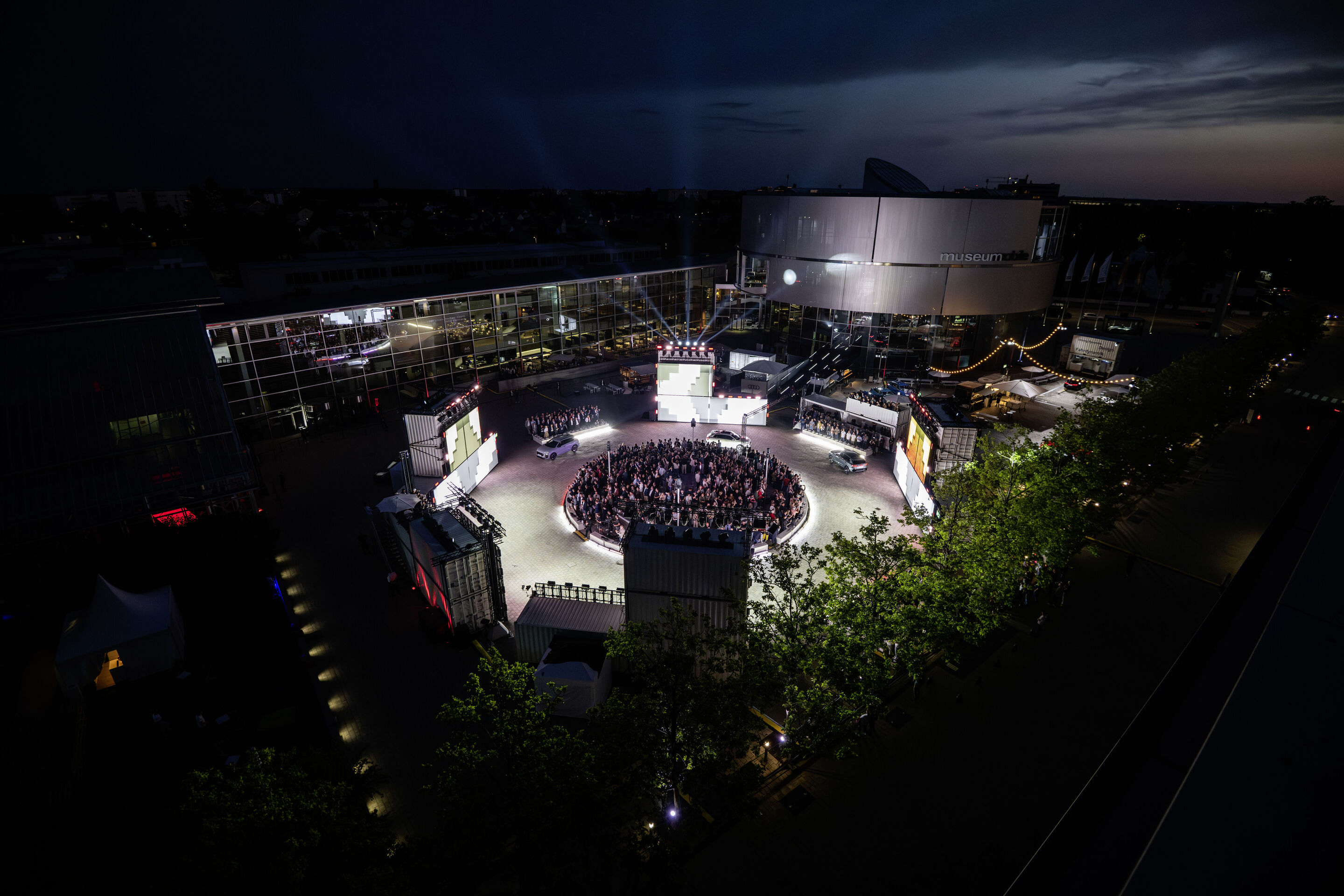 Global Reveal des Audi Q3 - Am Audi Forum Ingolstadt erlebten Gäste und Mitarbeiter eine Produktshow mit den neuesten Audi Modellen. Den Höhepunkt bildete mit Einbruch der Dunkelheit die immersive Enthüllung des neuen Audi Q3.