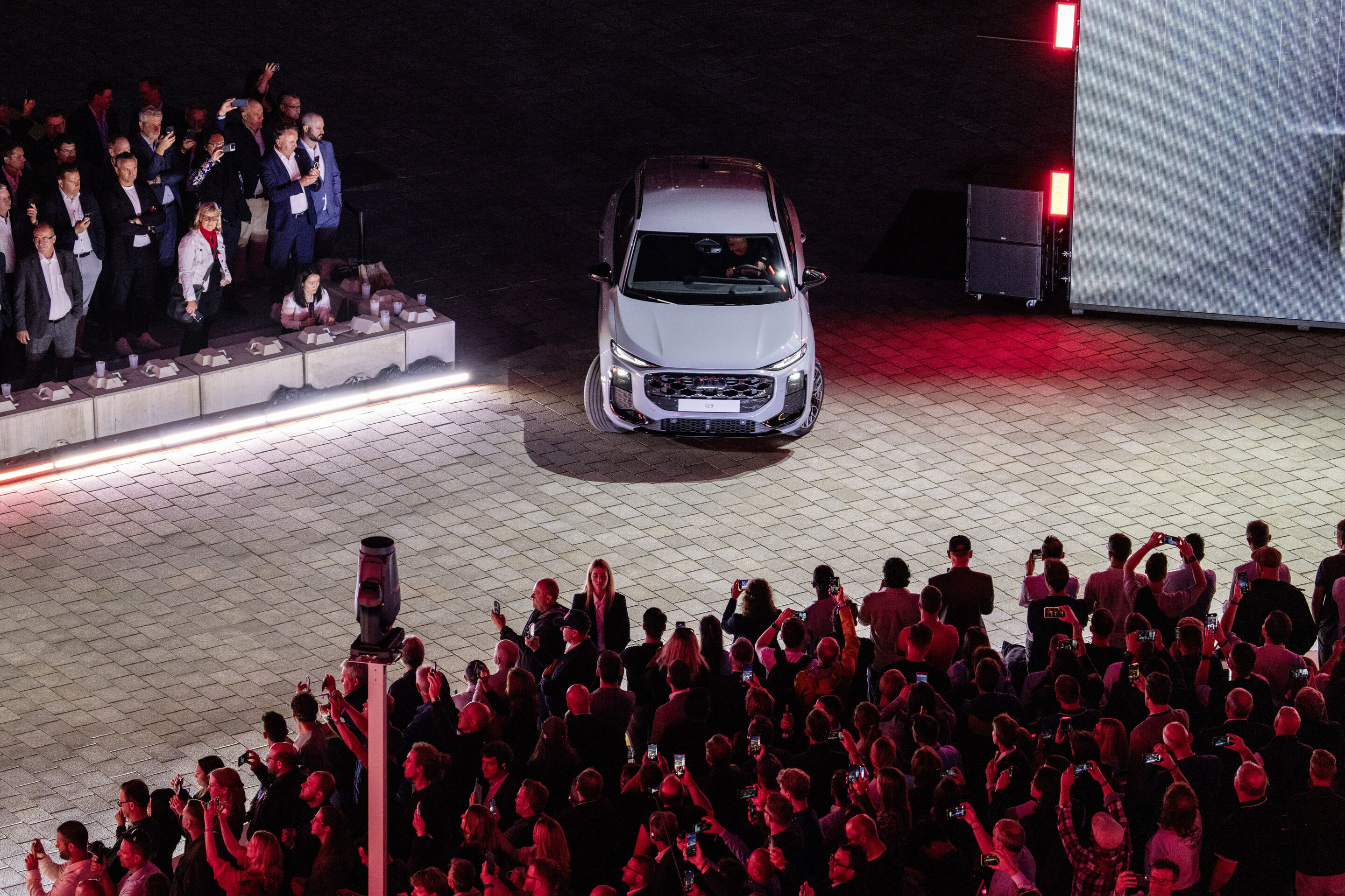 Global Reveal des Audi Q3 - Im Rahmen des Global Reveal am Audi Forum Ingolstadt präsentierte die Marke mit den vier Ringen den neuen Audi Q3 (Farbe: Gletscherweiß) zum ersten Mal der Öffentlichkeit.
