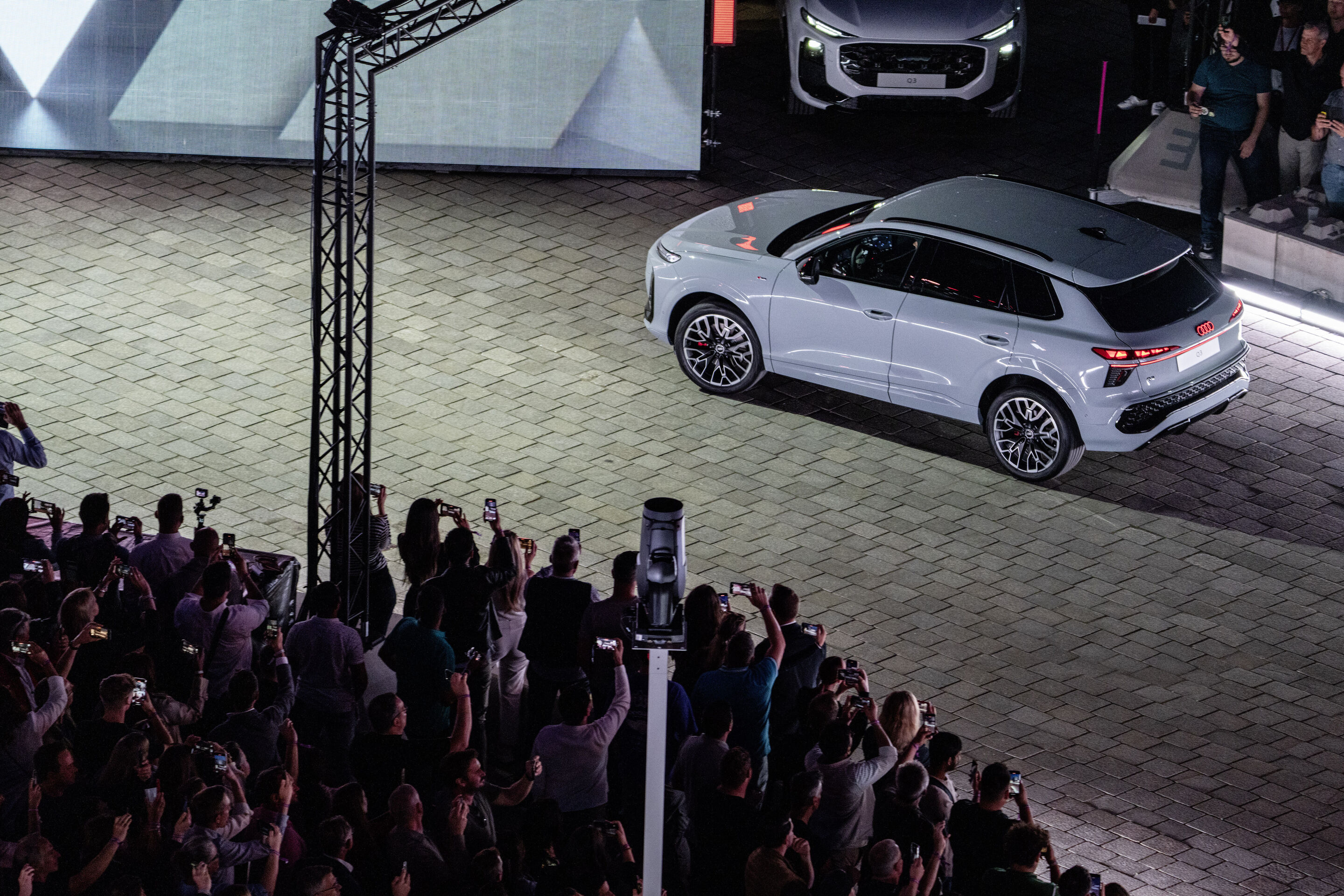 Global Reveal des Audi Q3 - Im Rahmen des Global Reveal am Audi Forum Ingolstadt präsentierte die Marke mit den vier Ringen den neuen Audi Q3 zum ersten Mal der Öffentlichkeit.