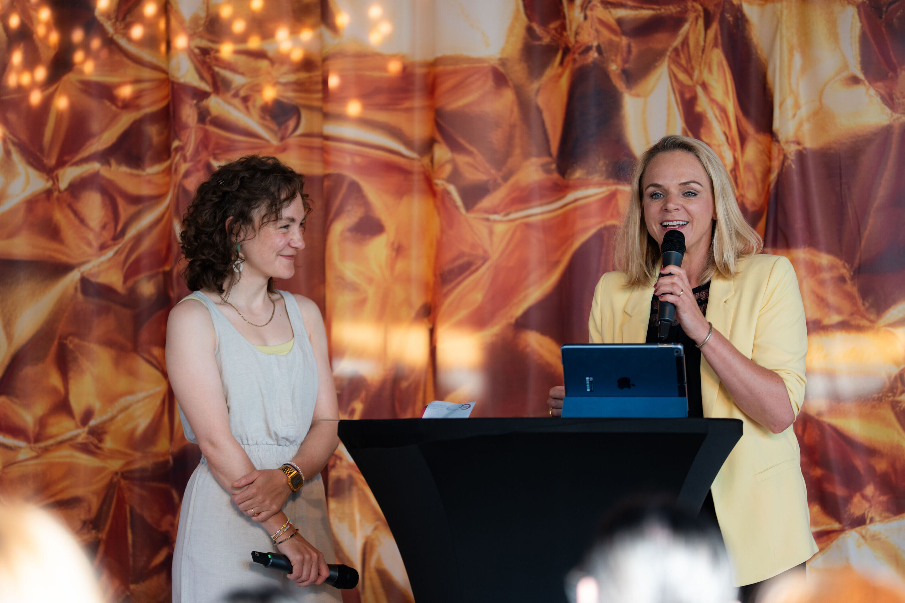 Eröffnungskonzert mit dem Deutschen Symphonie-Orchester Berlin - Bei der Konzerteinführung zum Eröffnungskonzert der Audi Sommerkonzerte im Foyer des Stadttheaters Ingolstadt steht Moderatorin Annekatrin Hentschel auf der rechten Seite eines Stehtisches,...