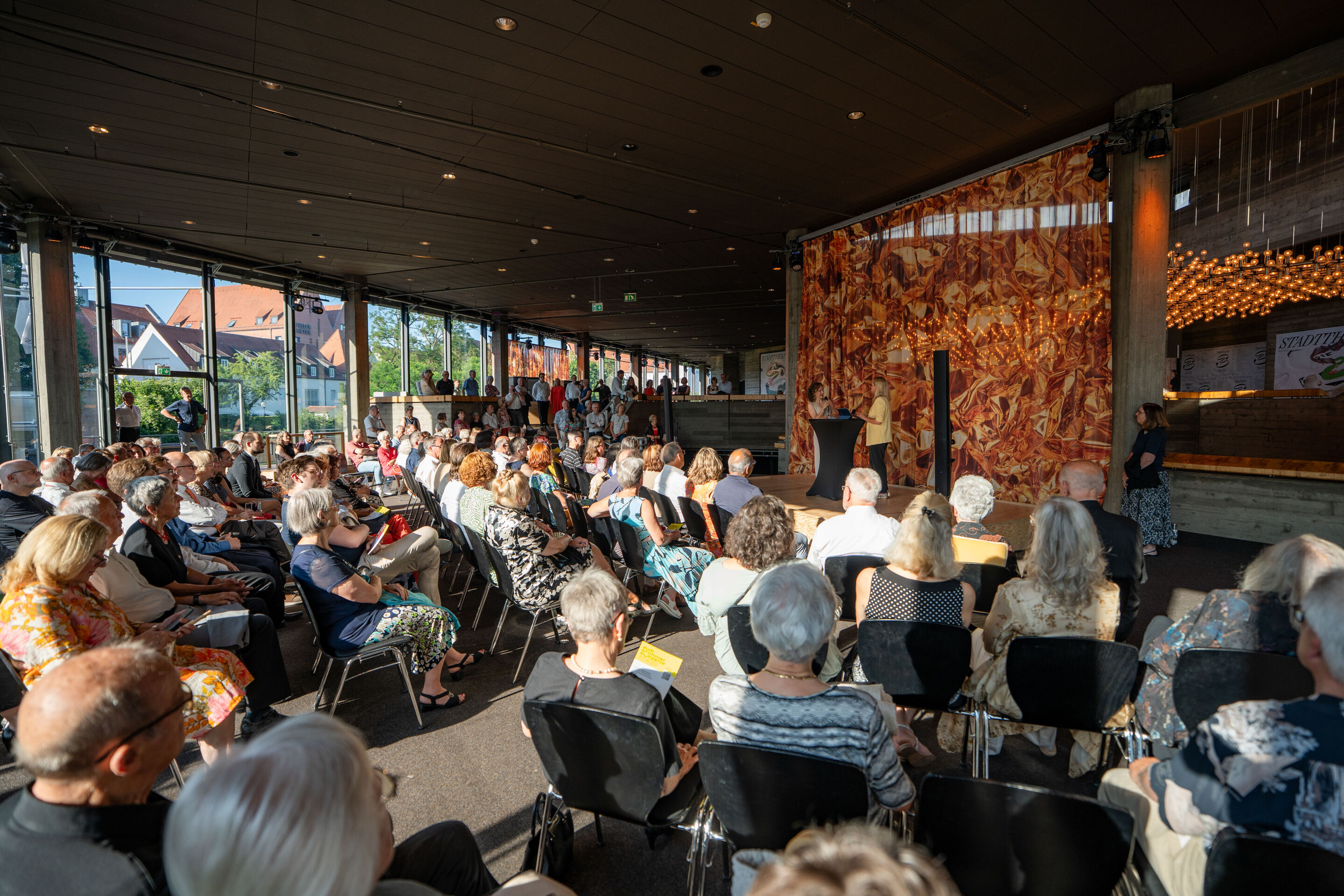Eröffnungskonzert mit dem Deutschen Symphonie-Orchester Berlin - Bei der Konzerteinführung zum Eröffnungskonzert der Audi Sommerkonzerte im Foyer des Stadttheaters Ingolstadt sitzen die Gäste vor der Bühne.  Moderatorin Annekatrin Hentschel und Marlene...