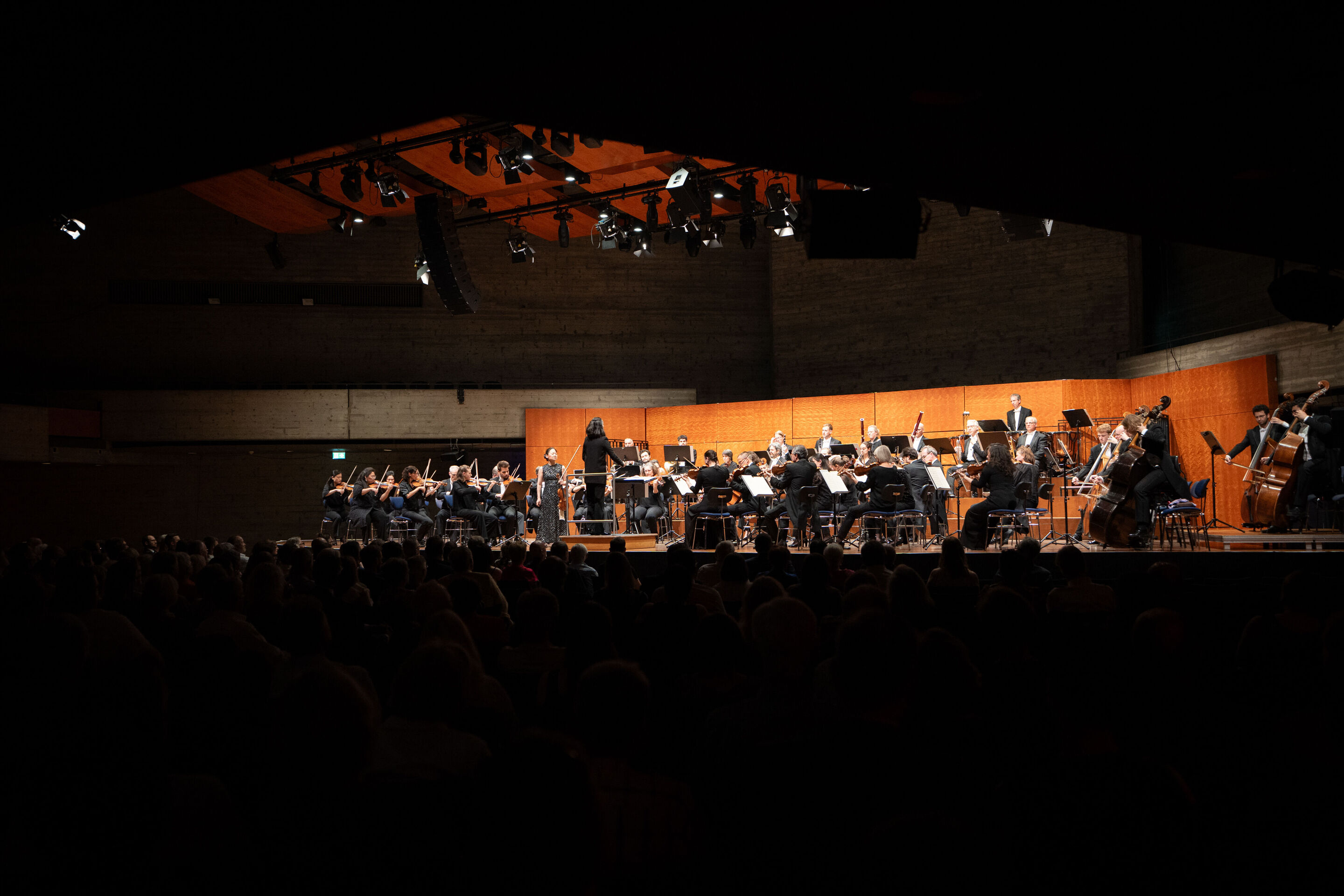 Eröffnungskonzert mit dem Deutschen Symphonie-Orchester Berlin - Auf der Festsaalbühne im Stadttheater Ingolstadt sind beim Eröffnungskonzert der Audi Sommerkonzerte aus Sicht des Publikums Geigerin Midori, Dirigentin Marie Jacquot von hinten sowie die...