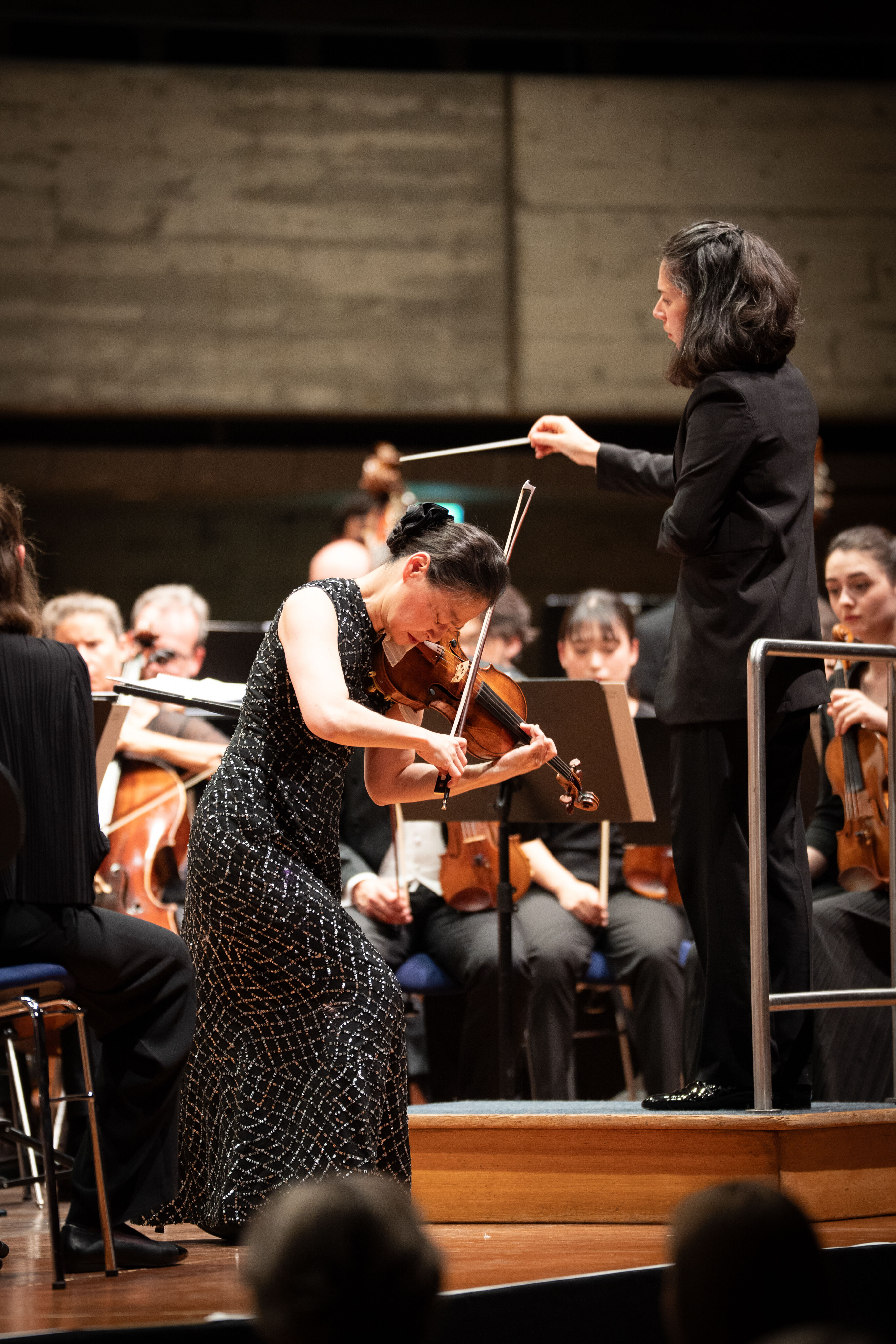 Eröffnungskonzert mit dem Deutschen Symphonie-Orchester Berlin - Auf der Bühne des Festsaals im Stadttheater Ingolstadt spielt Geigerin Midori auf ihrem Instrument beim Eröffnungskonzert der Audi Sommerkonzerte. Rechts danebenstehend leitet Dirigentin...