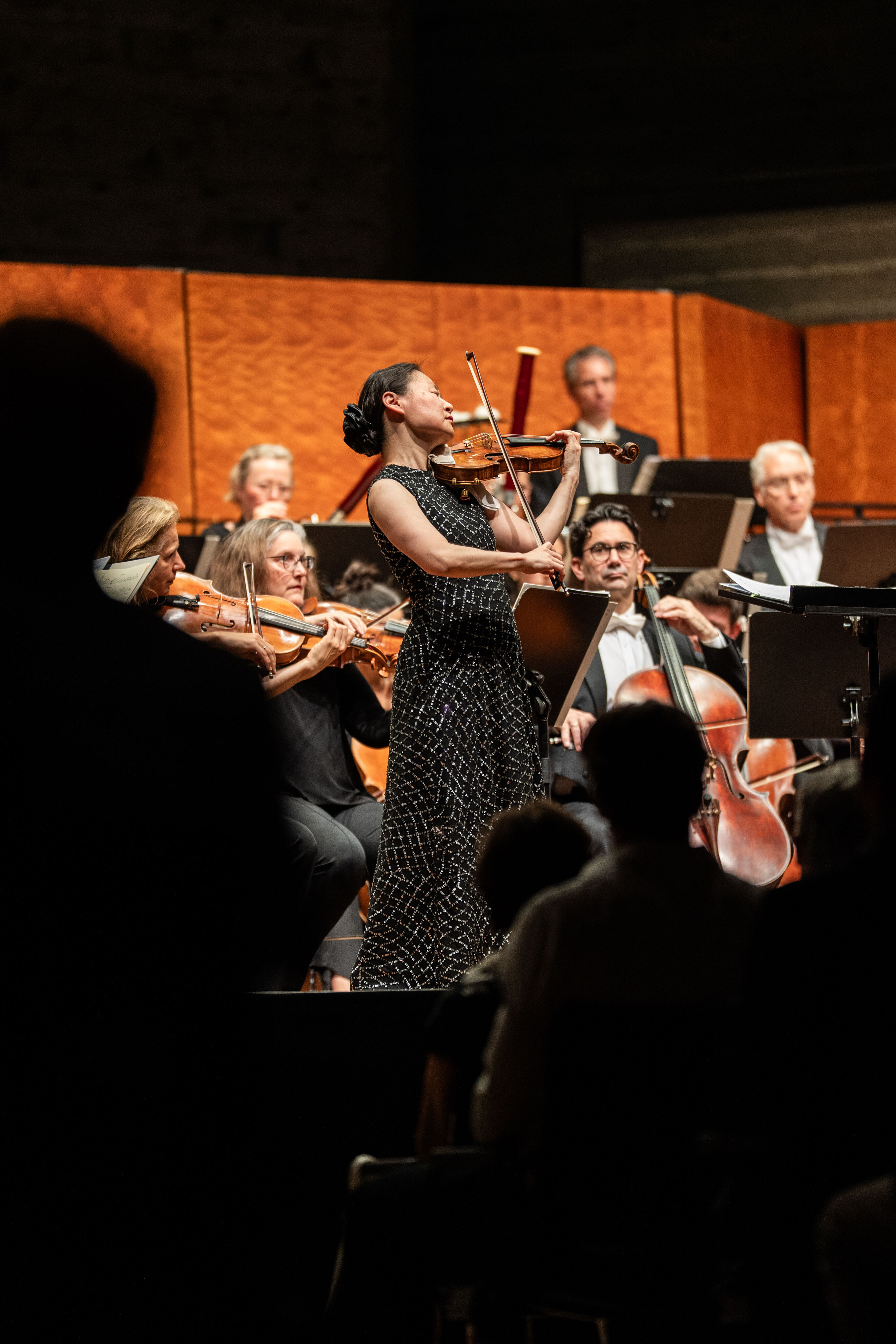 Eröffnungskonzert mit dem Deutschen Symphonie-Orchester Berlin - Auf der Bühne des Festsaals im Stadttheater Ingolstadt spielt Geigerin Midori auf ihrem Instrument beim Eröffnungskonzert der Audi Sommerkonzerte; im Hintergrund sind Musizierende des Deutschen...