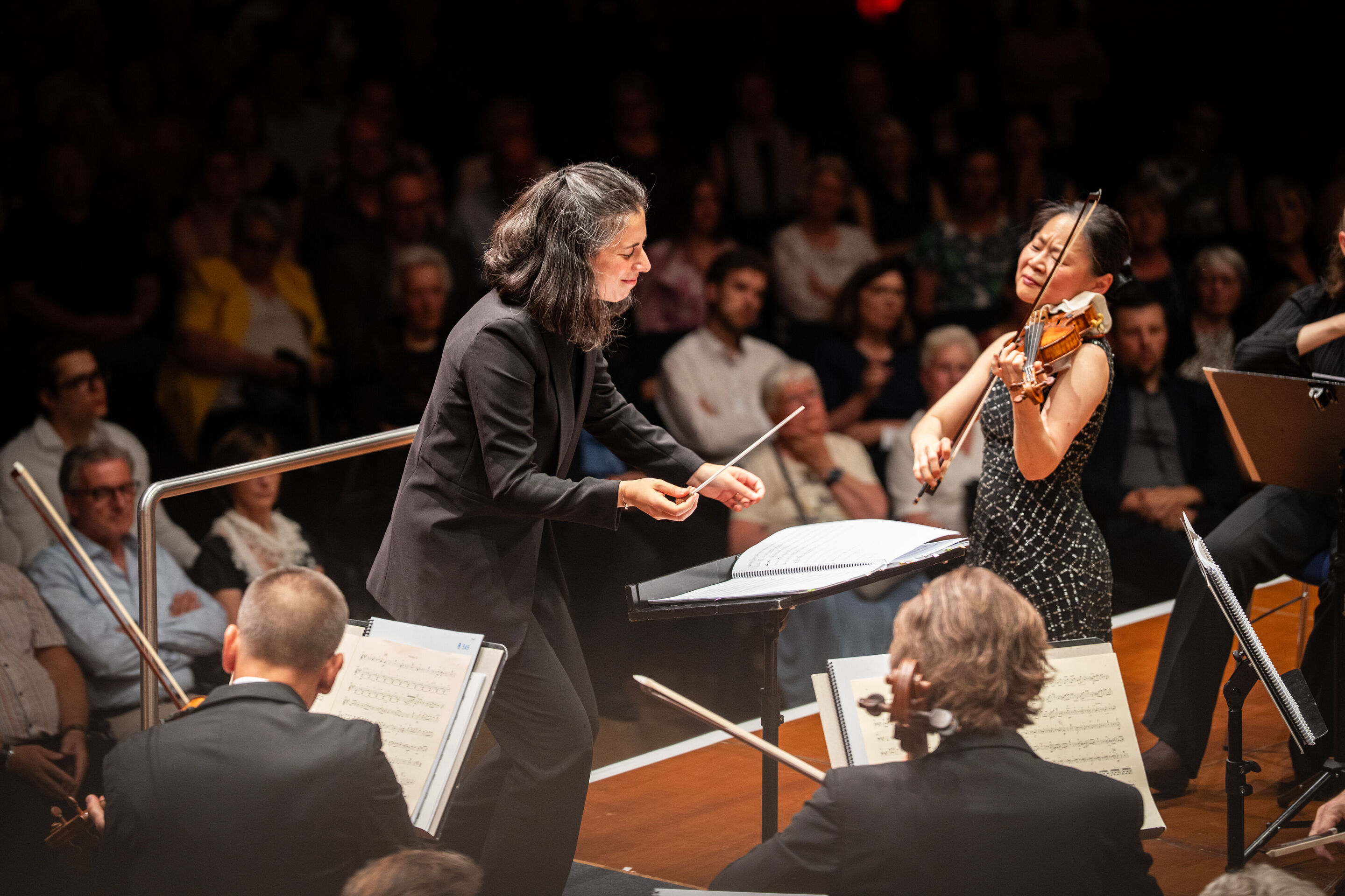 Eröffnungskonzert mit dem Deutschen Symphonie-Orchester Berlin - Dirigentin Marie Jacquot auf der Festsaalbühne im Stadttheater Ingolstadt beim Eröffnungskonzert der Audi Sommerkonzerte. Rechts neben ihr: Geigerin Midori, die auf ihrem Instrument spielt,...