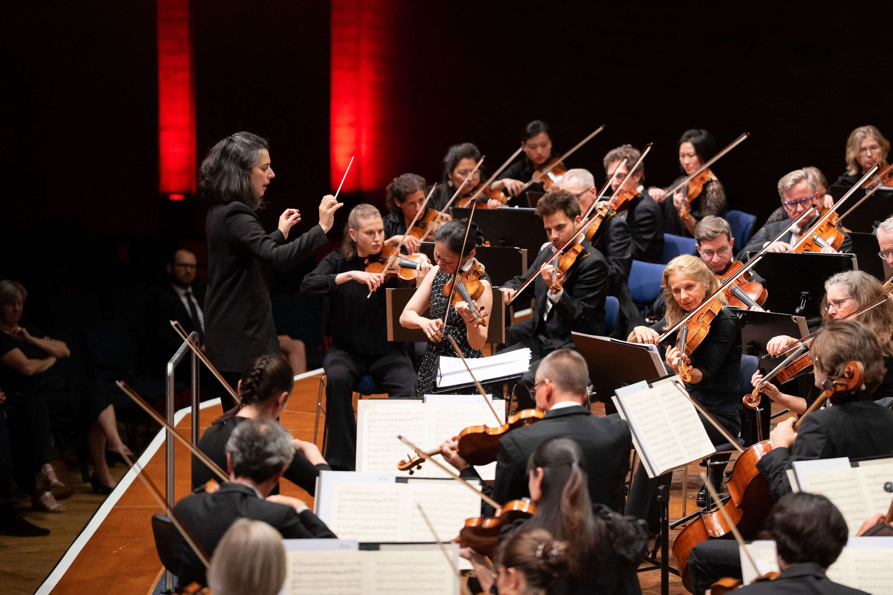 Eröffnungskonzert mit dem Deutschen Symphonie-Orchester Berlin - Dirigentin Marie Jacquot auf der Festsaalbühne im Stadttheater Ingolstadt beim Eröffnungskonzert der Audi Sommerkonzerte. Rechts: Geigerin Midori und weitere Teilnehmer des Deutschen Symphonie-Orchesters...