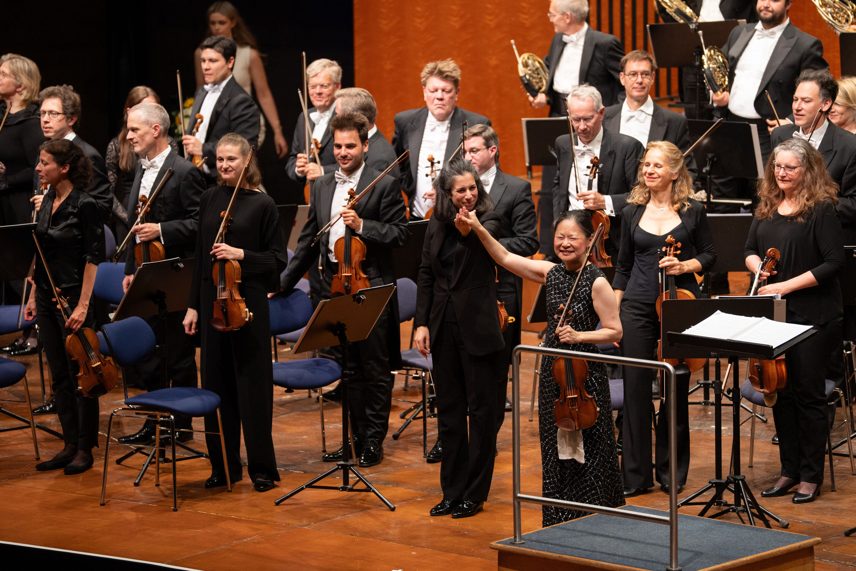 Eröffnungskonzert mit dem Deutschen Symphonie-Orchester Berlin - Dirigentin Marie Jacquot steht beim Eröffnungskonzert der Audi Sommerkonzerte auf der Bühne des Festsaals im Stadttheater Ingolstadt neben Geigerin Midori. Im Hintergrund stehen die Teilnehmer...