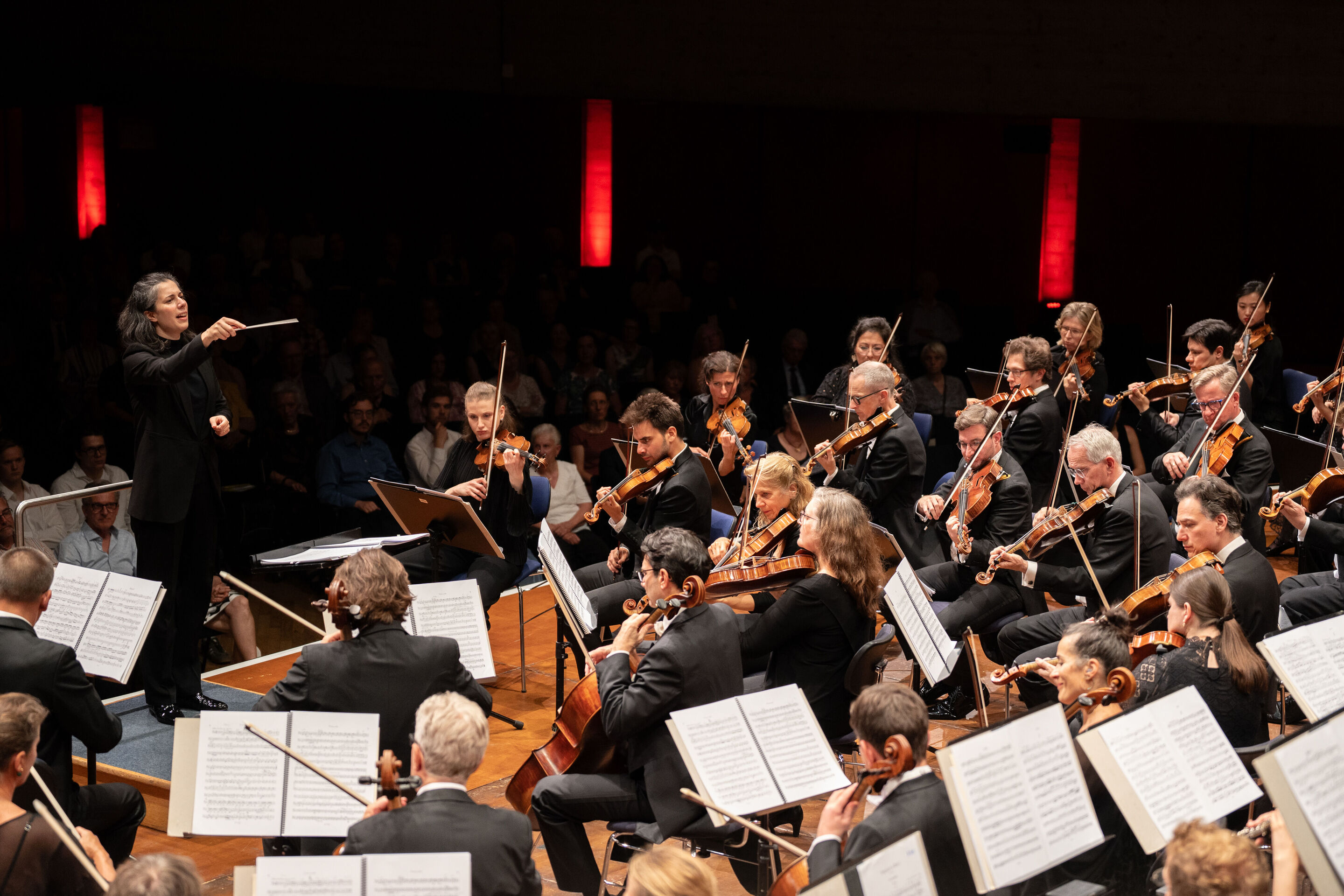 Eröffnungskonzert mit dem Deutschen Symphonie-Orchester Berlin - Aus Sicht des Orchesters ist Dirigentin Marie Jacquot beim Eröffnungskonzert der Audi Sommerkonzerte auf der Festsaalbühne im Stadttheater Ingolstadt vor den Musizierenden des Deutschen...