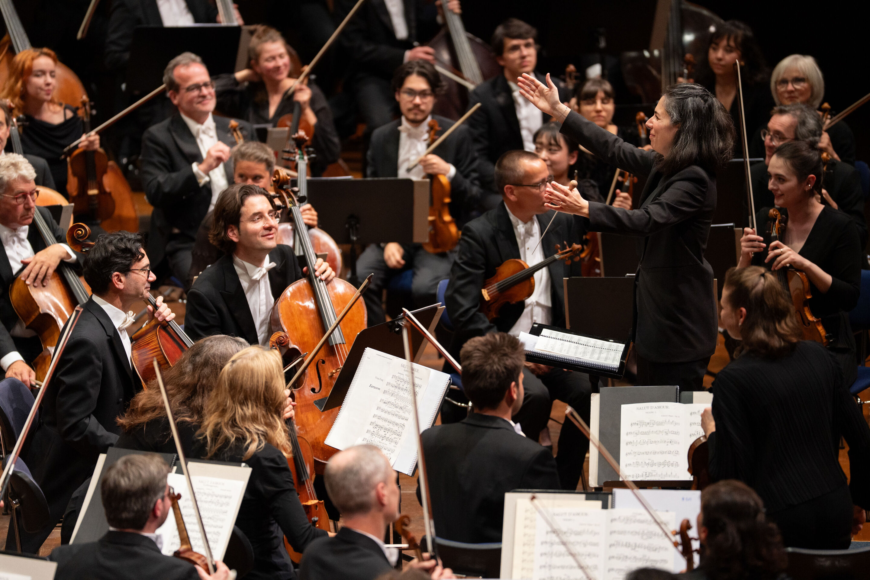 Eröffnungskonzert mit dem Deutschen Symphonie-Orchester Berlin - Dirigentin Marie Jacquot beim Eröffnungskonzert der Audi Sommerkonzerte auf der Festsaalbühne im Stadttheater Ingolstadt. Um sie herum das Deutsche Symphonie-Orchester Berlin.