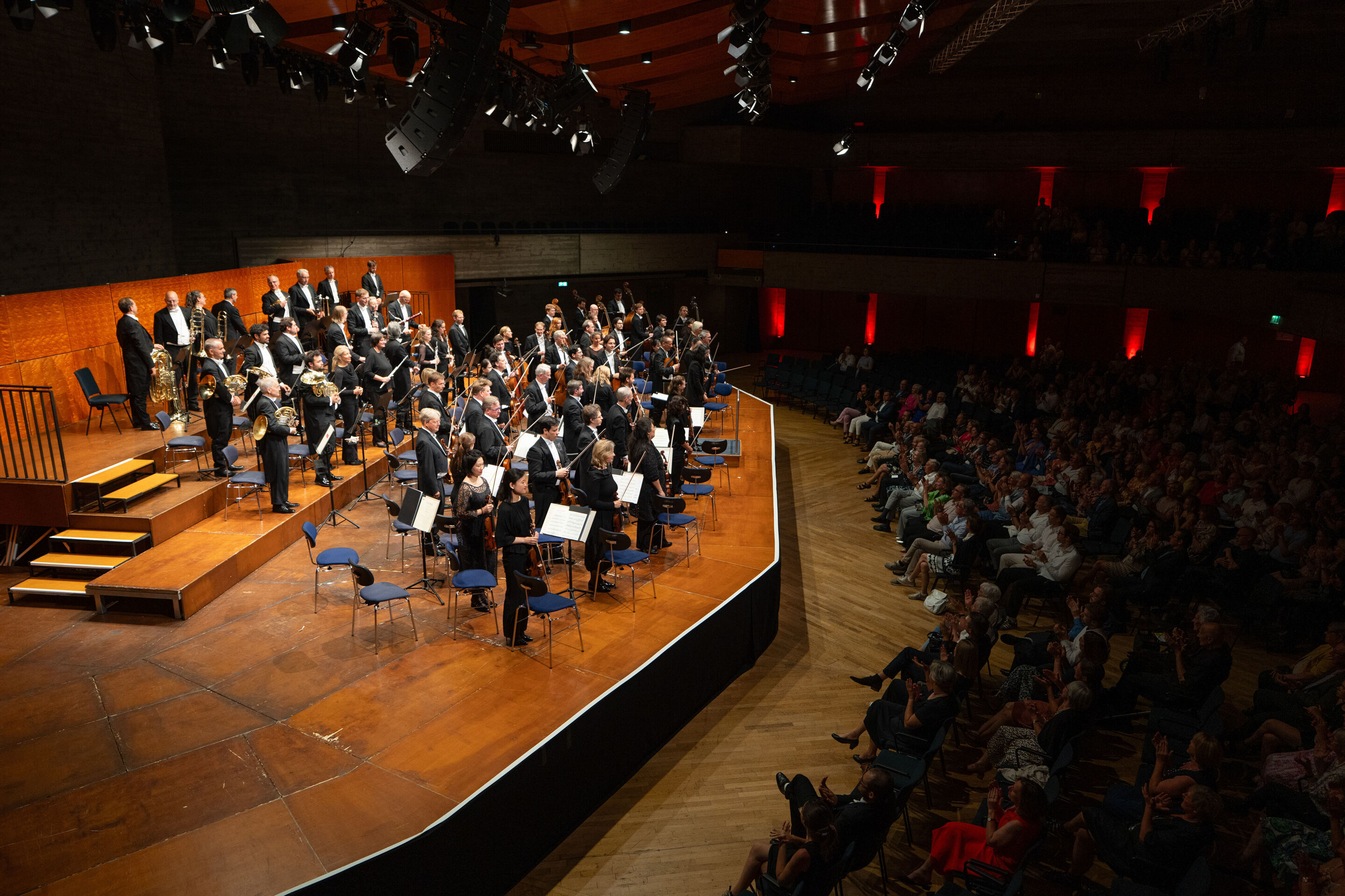Eröffnungskonzert mit dem Deutschen Symphonie-Orchester Berlin - Beim Eröffnungskonzert der Audi Sommerkonzerte ist das Deutsche Symphonie-Orchester Berlin auf der Festsaalbühne im Stadttheater Ingolstadt zu sehen. Vor der Bühne das Publikum.