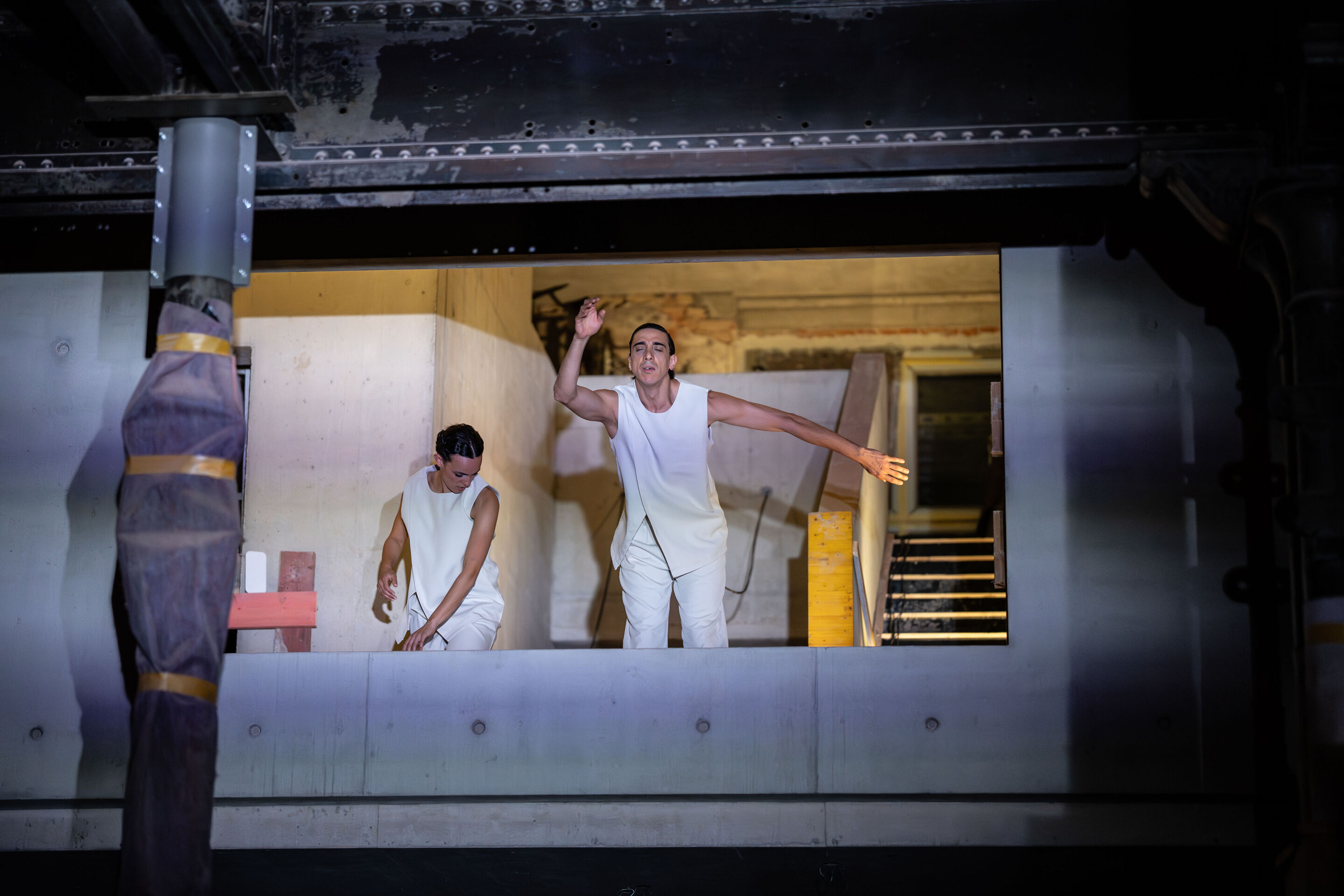 „Lux!“: Inszeniertes Konzert auf der Baustelle des MKKD; Arcis Saxophon Quartett, Vokalensemble LauschWerk - Auf der Baustelle des neuen Museums für Konkrete Kunst und Design Ingolstadt tanzen Erica D’Amico und Cristian Cucco beim inszenierten Konzert...