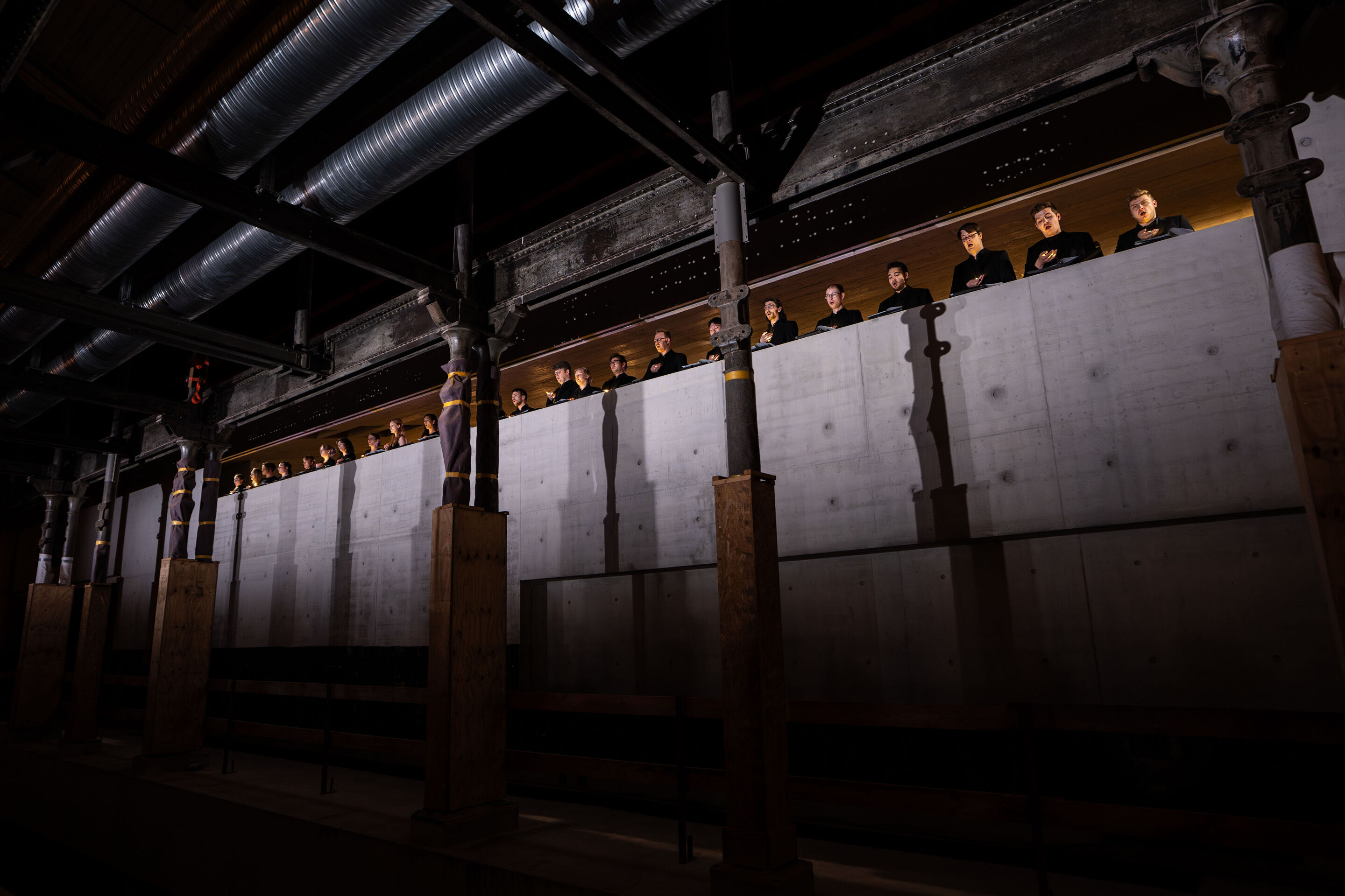 „Lux!“: Inszeniertes Konzert auf der Baustelle des MKKD; Arcis Saxophon Quartett, Vokalensemble LauschWerk - Auf der Baustelle des neuen Museums für Konkrete Kunst und Design Ingolstadt steht das Publikum beim inszenierten Konzert „Lux!“ vor einer grauen...