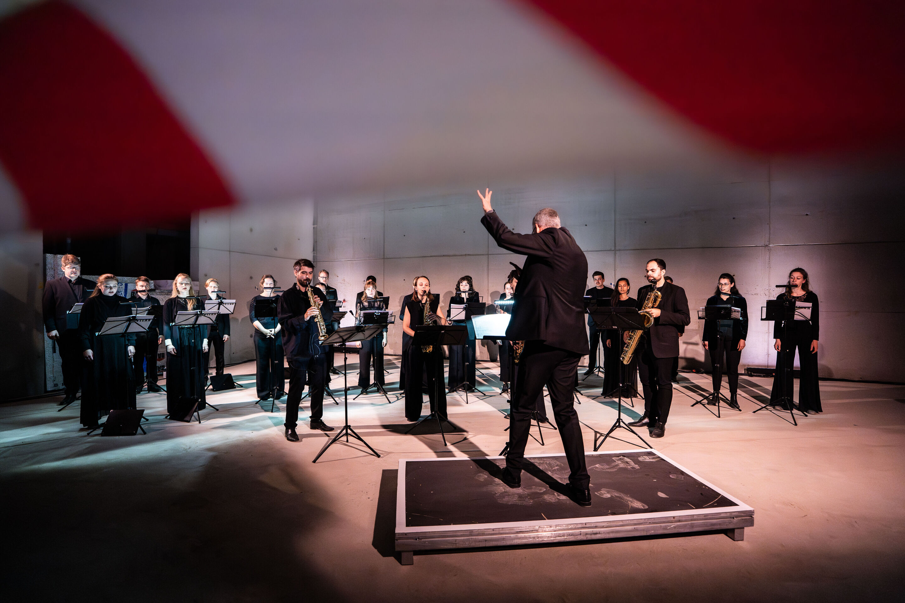 „Lux!“: Inszeniertes Konzert auf der Baustelle des MKKD; Arcis Saxophon Quartett, Vokalensemble LauschWerk - Auf der Baustelle des neuen Museums für Konkrete Kunst und Design Ingolstadt stehen die Mitglieder des Vokalensembles LauschWerk und des Arcis...