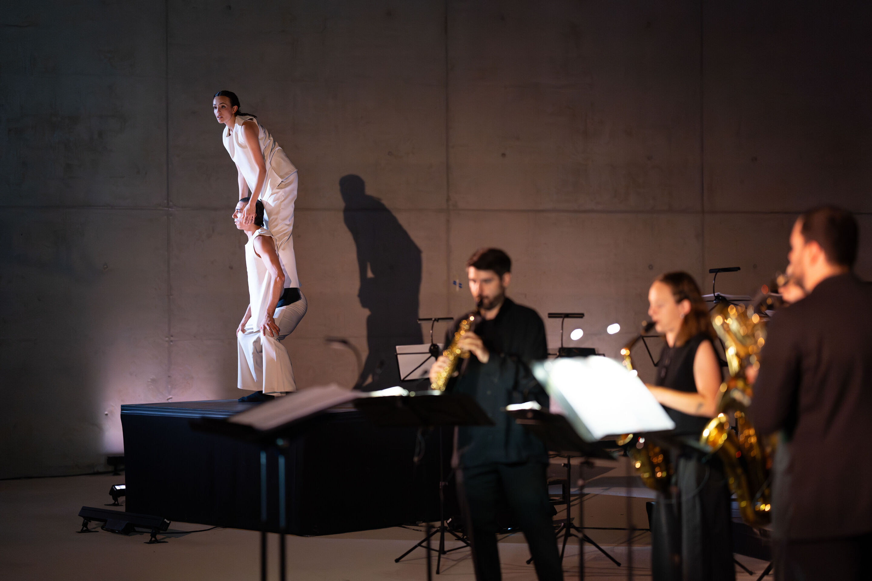 “Lux!”: Theatrical concert at the construction site of the MCAD; Arcis Saxophone Quartet, vocal ensemble LauschWerk - On the construction site of the new Museum of Concrete Art and Design Ingolstadt, the Arcis Saxophone Quartet can be seen blurred in...