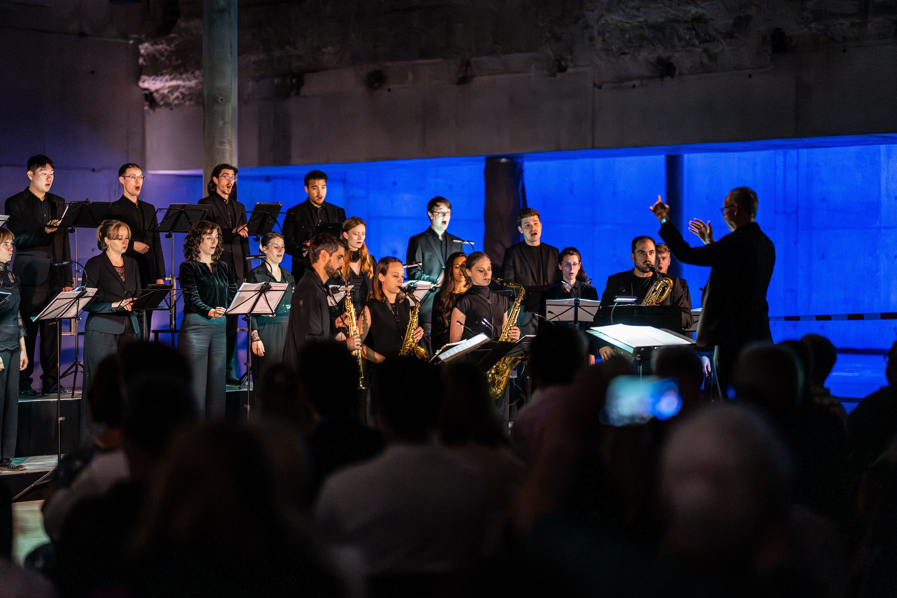 „Lux!“: Inszeniertes Konzert auf der Baustelle des MKKD; Arcis Saxophon Quartett, Vokalensemble LauschWerk - Auf der Baustelle des neuen Museums für Konkrete Kunst und Design Ingolstadt stehen die Mitglieder des Vokalensembles LauschWerk und des Arcis...