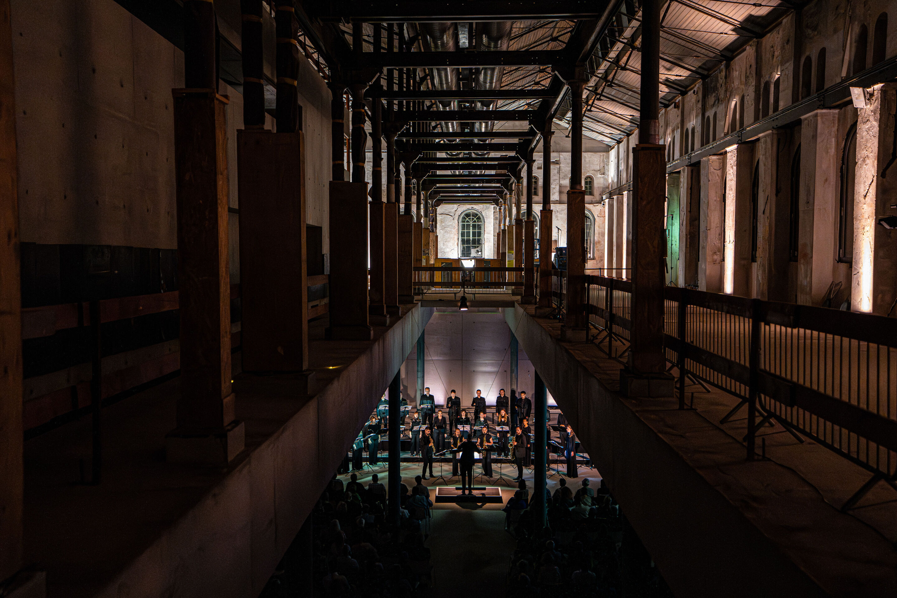„Lux!“: Inszeniertes Konzert auf der Baustelle des MKKD; Arcis Saxophon Quartett, Vokalensemble LauschWerk - Auf der Baustelle des neuen Museums für Konkrete Kunst und Design Ingolstadt fällt der Blick aus der oberen Etage durch die offene Decke hindurch...