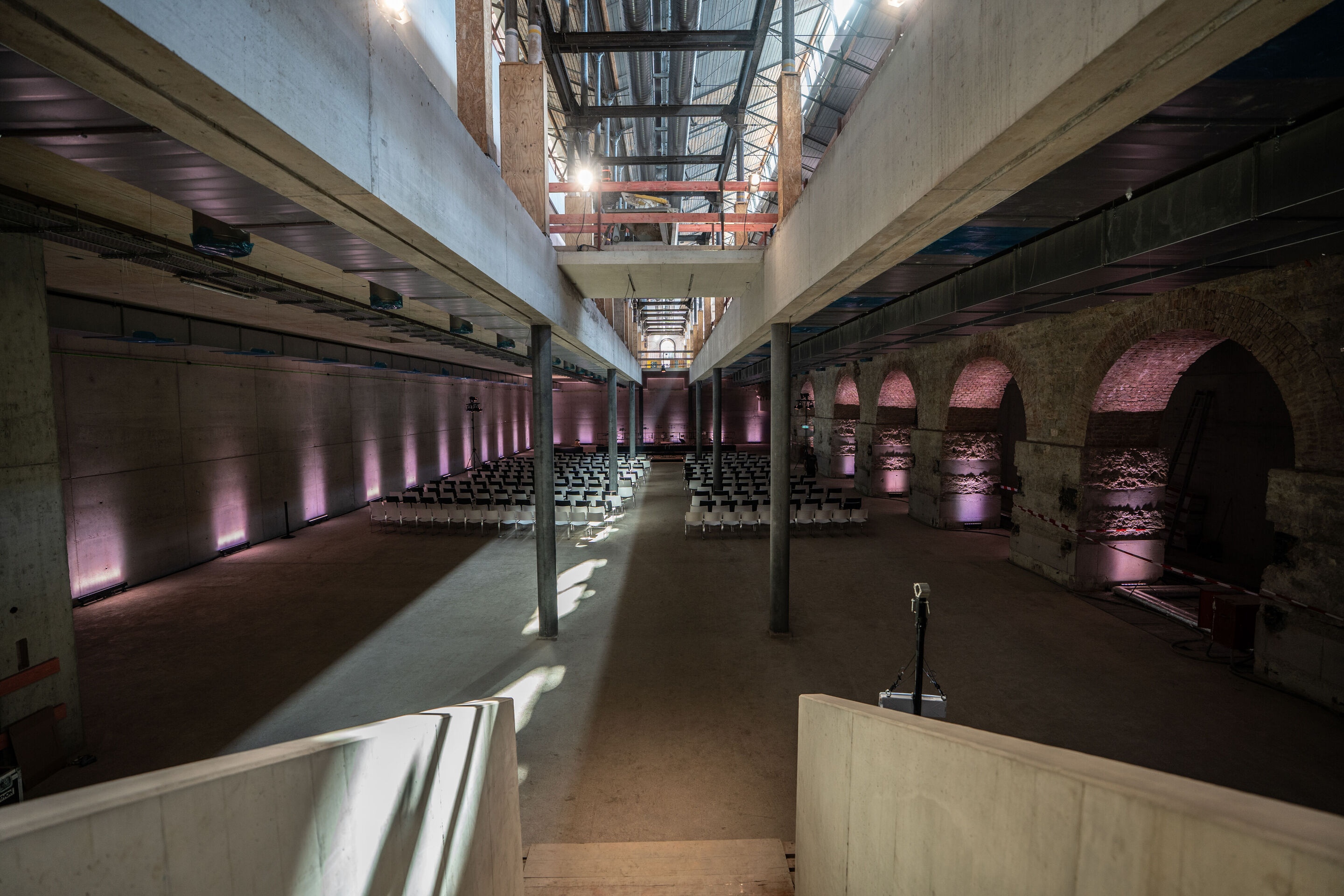 “Lux!”: Theatrical concert at the construction site of the MCAD; Arcis Saxophone Quartet, vocal ensemble LauschWerk - On the construction site of the new Museum of Concrete Art and Design Ingolstadt, a temporary concert space with a stage was set up on...