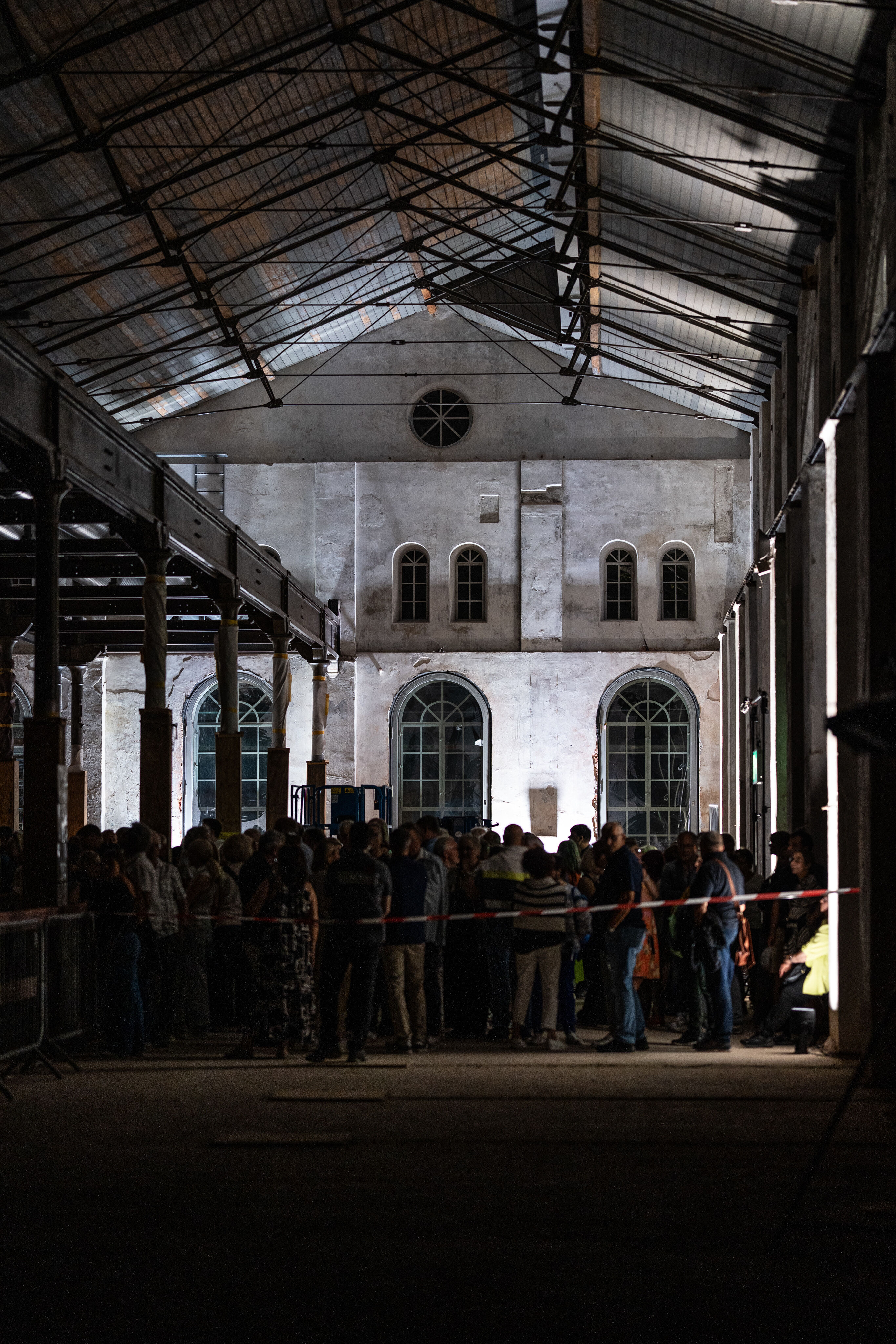 “Lux!”: Theatrical concert at the construction site of the MCAD; Arcis Saxophone Quartet, vocal ensemble LauschWerk - Guests stand in the new Museum of Concrete Art and Design Ingolstadt in the evening and are excited for the staged concert “Lux!” to...