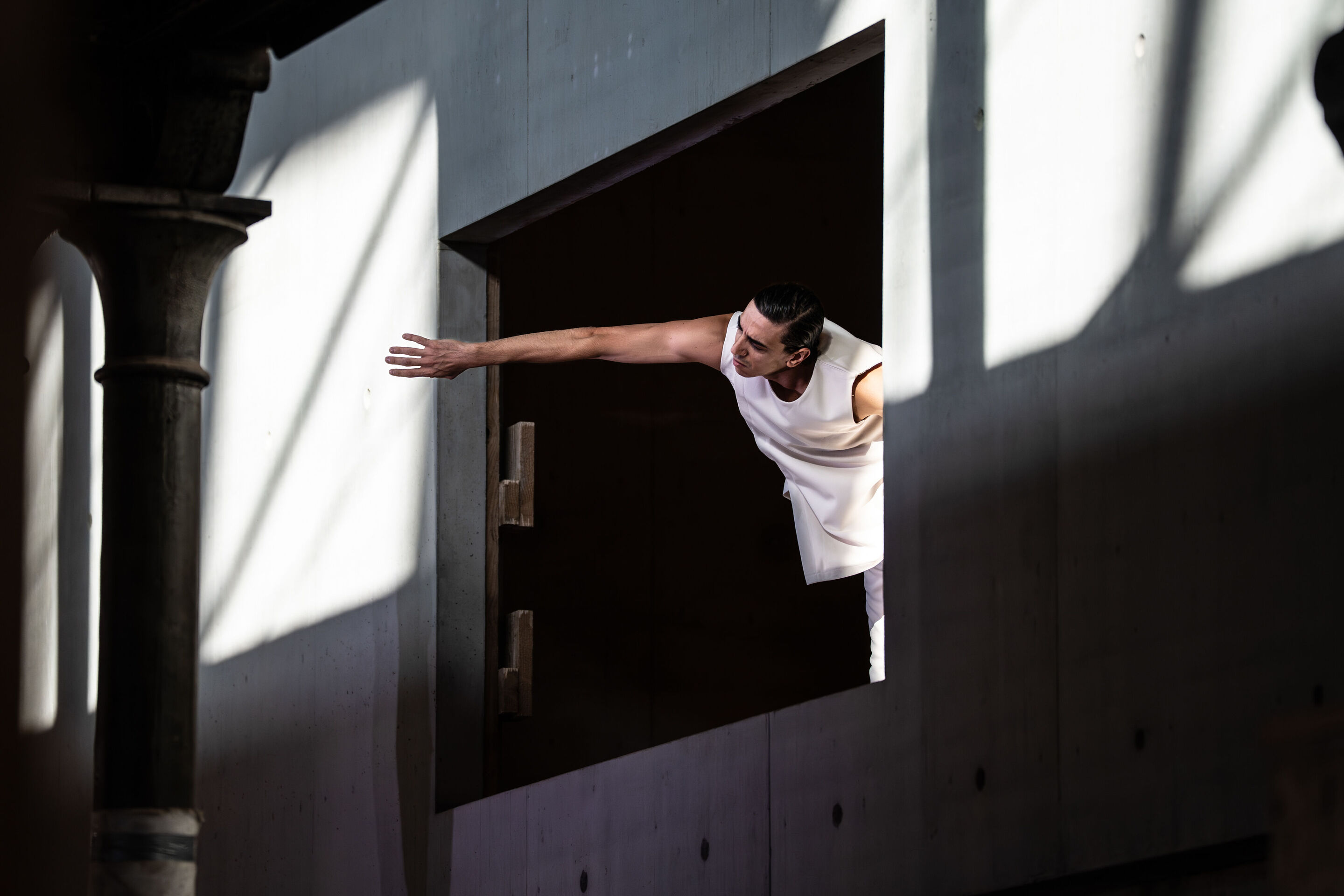 “Lux!”: Theatrical concert at the construction site of the MCAD; Arcis Saxophone Quartet, vocal ensemble LauschWerk - On the construction site of the new Museum of Concrete Art and Design Ingolstadt, dancer Cristian Cucco looks through the opening of...