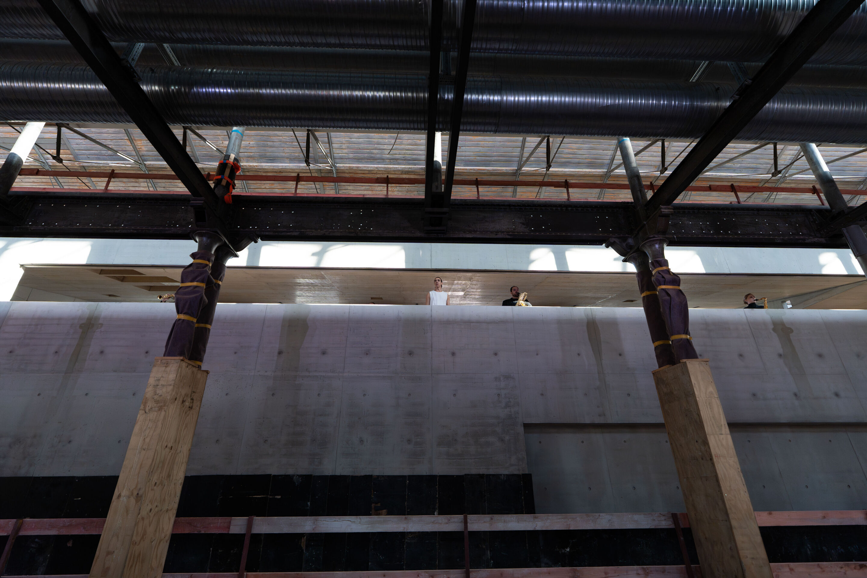 “Lux!”: Theatrical concert at the construction site of the MCAD; Arcis Saxophone Quartet, vocal ensemble LauschWerk - On the construction site of the new Museum of Concrete Art and Design Ingolstadt, dancer Cristian Cucco and members of the Arcis Saxophone...